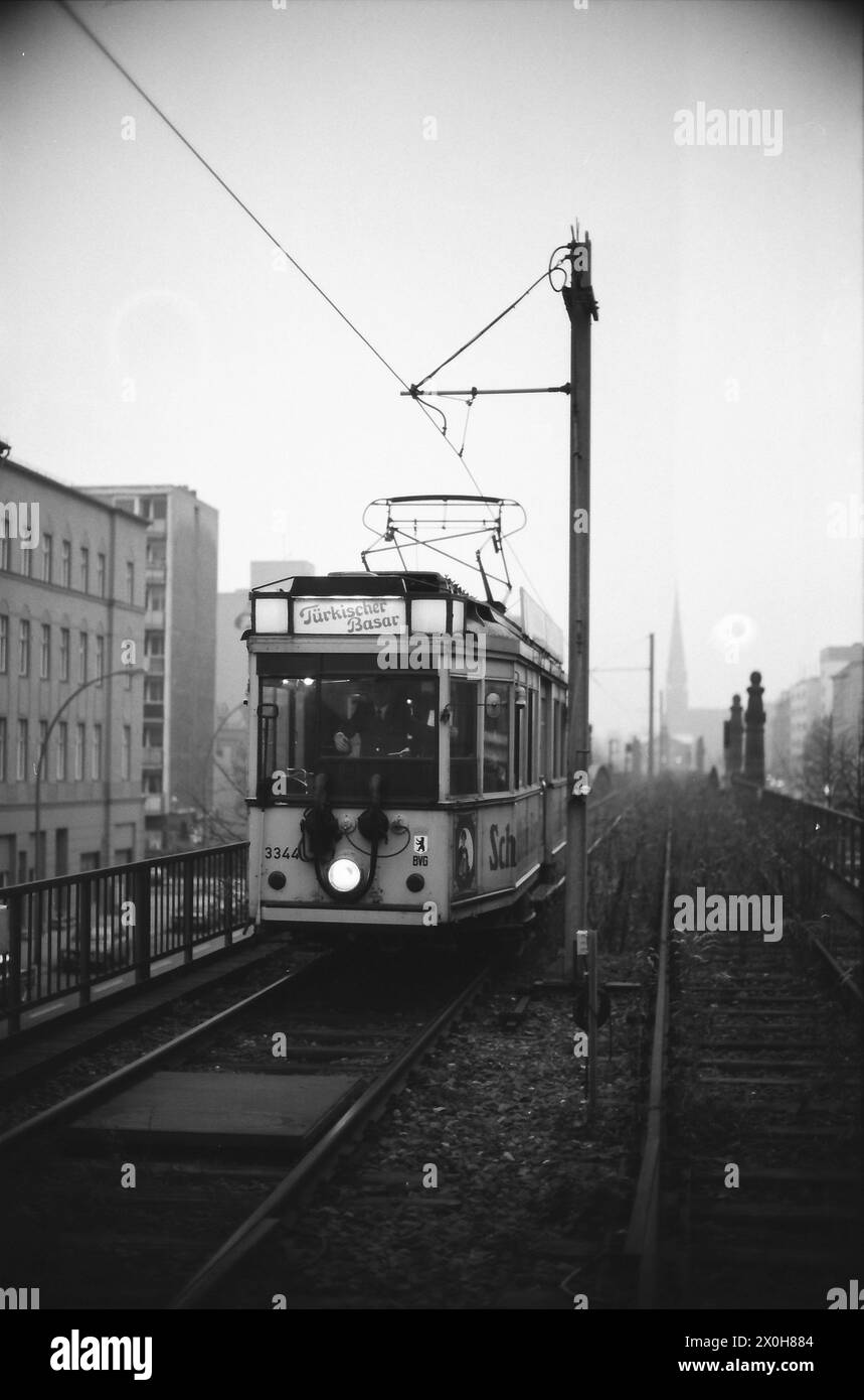 Un tramway musée a été construit sur la ligne de métro entre Nollendorfplatz et Bülowstrasse à Berlin-Ouest, qui avait été fermée depuis la construction du mur, car il n'y avait pas de ligne de tramway à Berlin-Ouest depuis longtemps en 1982. [traduction automatique] Banque D'Images