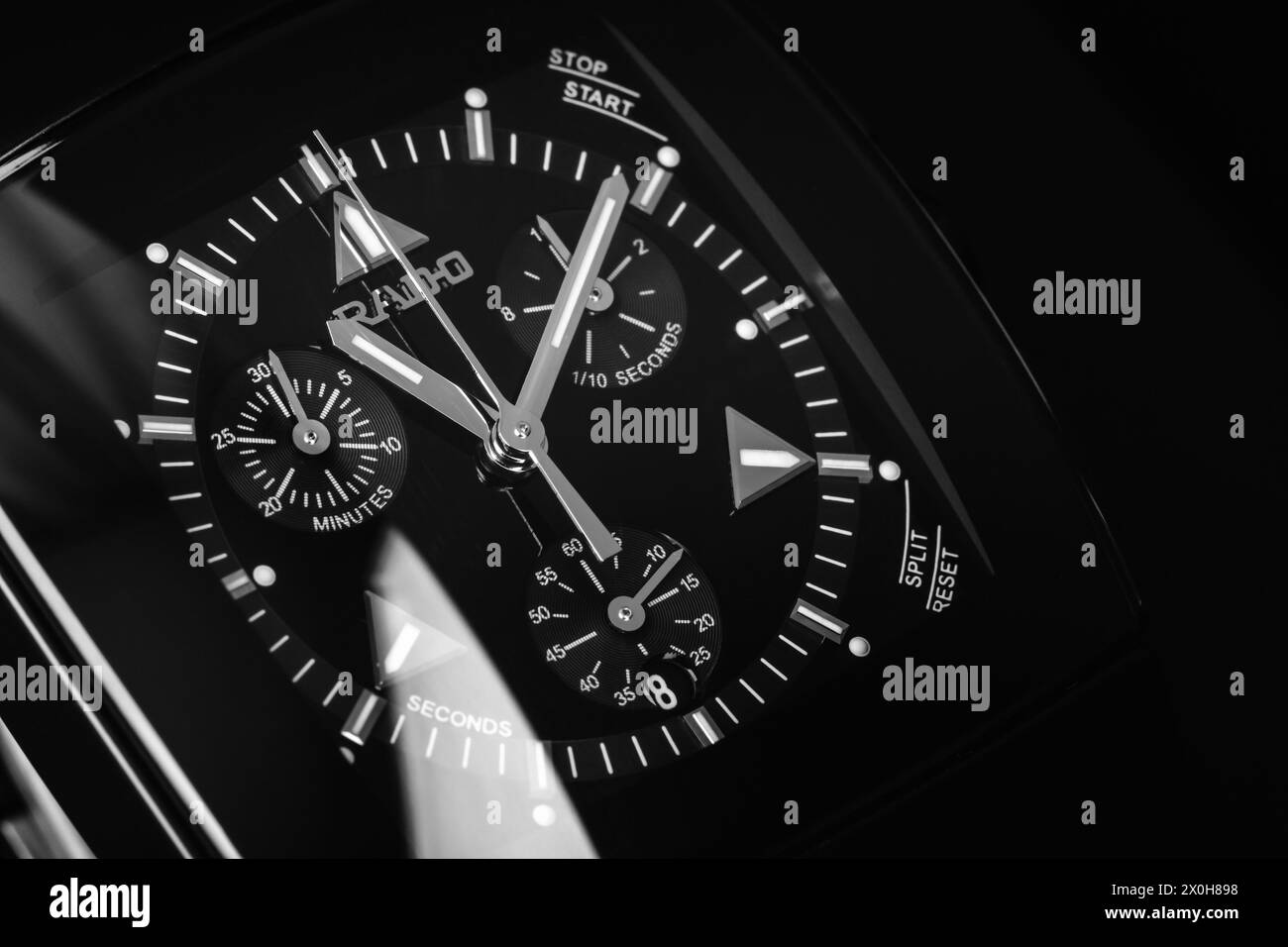 Lengnau, Suisse - 18 juin 2015 : Rado Sintra Chrono cadran avec chronomètre offres, Swiss made bracelet macro studio tourné sur fond noir Banque D'Images