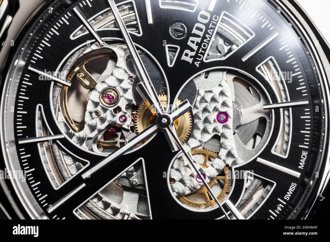 Lengnau, Suisse - 11 novembre 2021 : Rado True Open Heart Automatic R27510152, gros plan photo de montre-bracelet mécanique de luxe suisse avec bl Banque D'Images