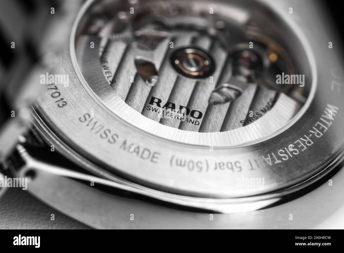 Lengnau, Suisse - 11 novembre 2021 : mouvement de montre par ETA est derrière le boîtier arrière transparent de la montre-bracelet mécanique à remontage automatique suisse Rado A Banque D'Images