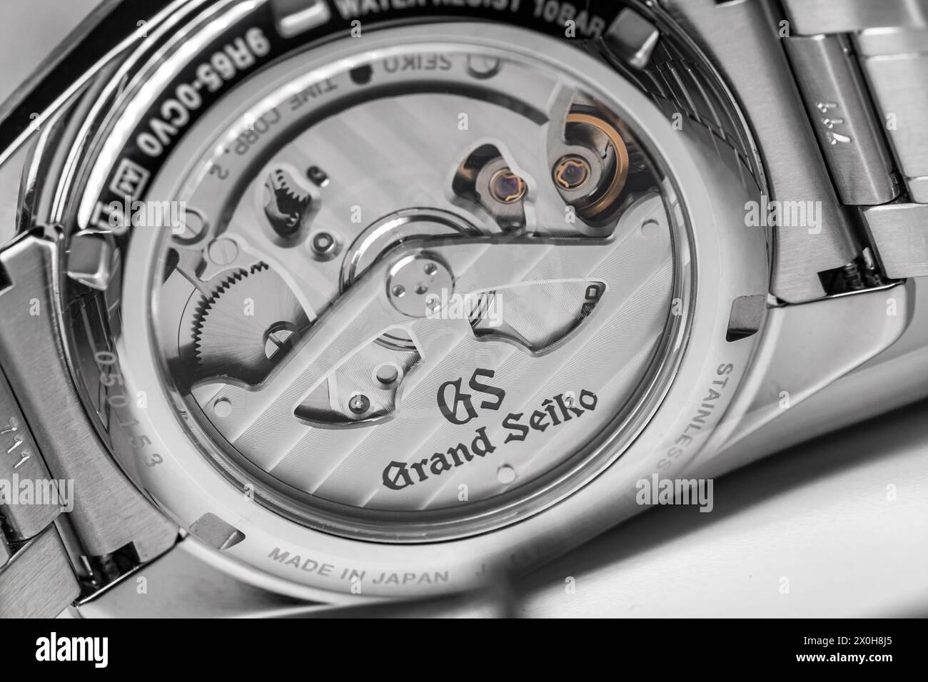 Tokyo, Japon - 19 septembre 2022 : mouvement est Behins boîtier en verre de montre-bracelet automatique Grand Seiko Heritage Collection Spring Drive SBGA373 Banque D'Images