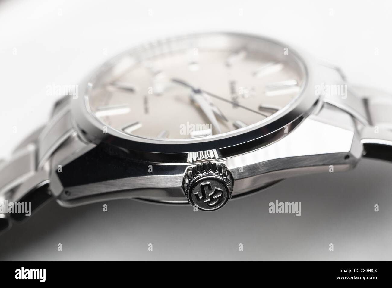 Tokyo, Japon - 19 septembre 2022 : montre-bracelet automatique Grand Seiko Heritage Collection Spring Drive SBGA373 est sur table blanche, photo rapprochée avec s. Banque D'Images