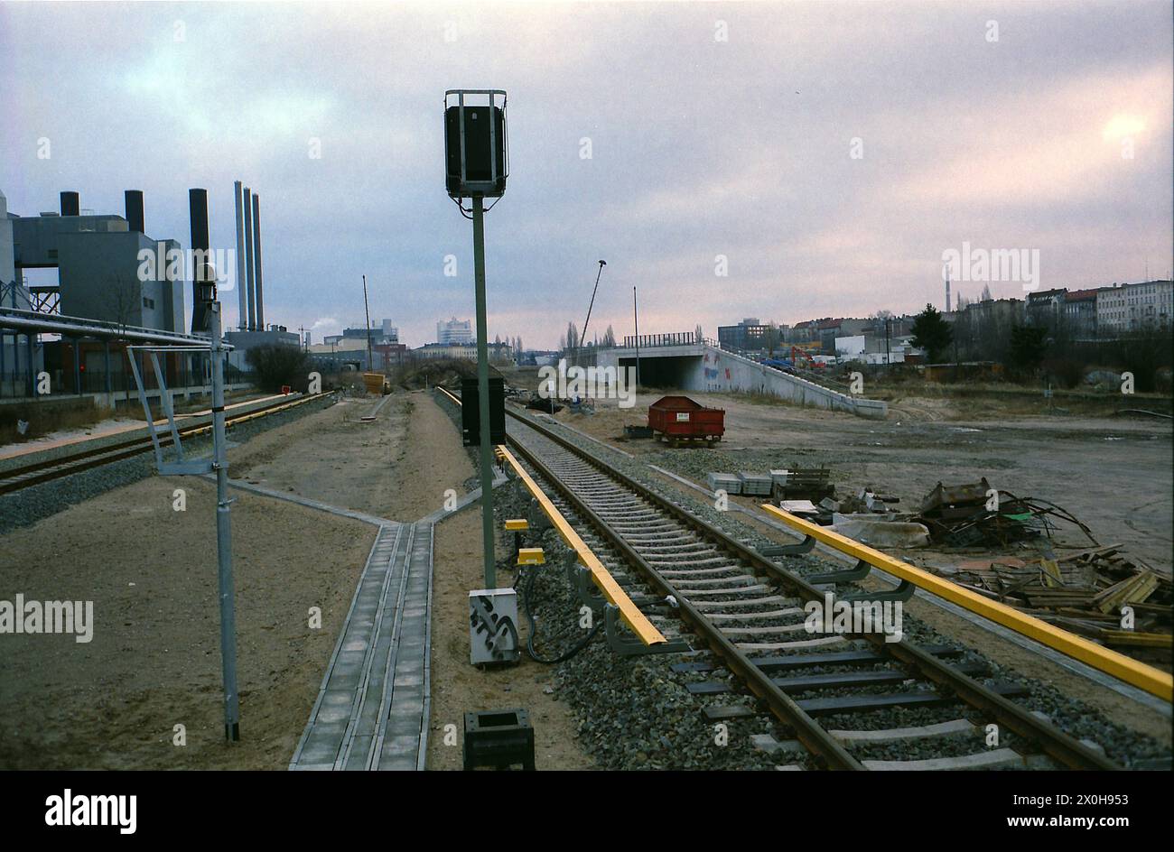 Inauguration de la station de S-Bahn Westhafen - maintenant seulement quelques stations sont manquantes et Berlin a à nouveau sa Ringbahn. L'embouchure du tunnel sur la droite et la convergence manquante des voies du S-Bahn offrent un aperçu de l'avenir. À ce stade, le chantier de construction fusionne également avec la gare principale en construction [traduction automatique] Banque D'Images