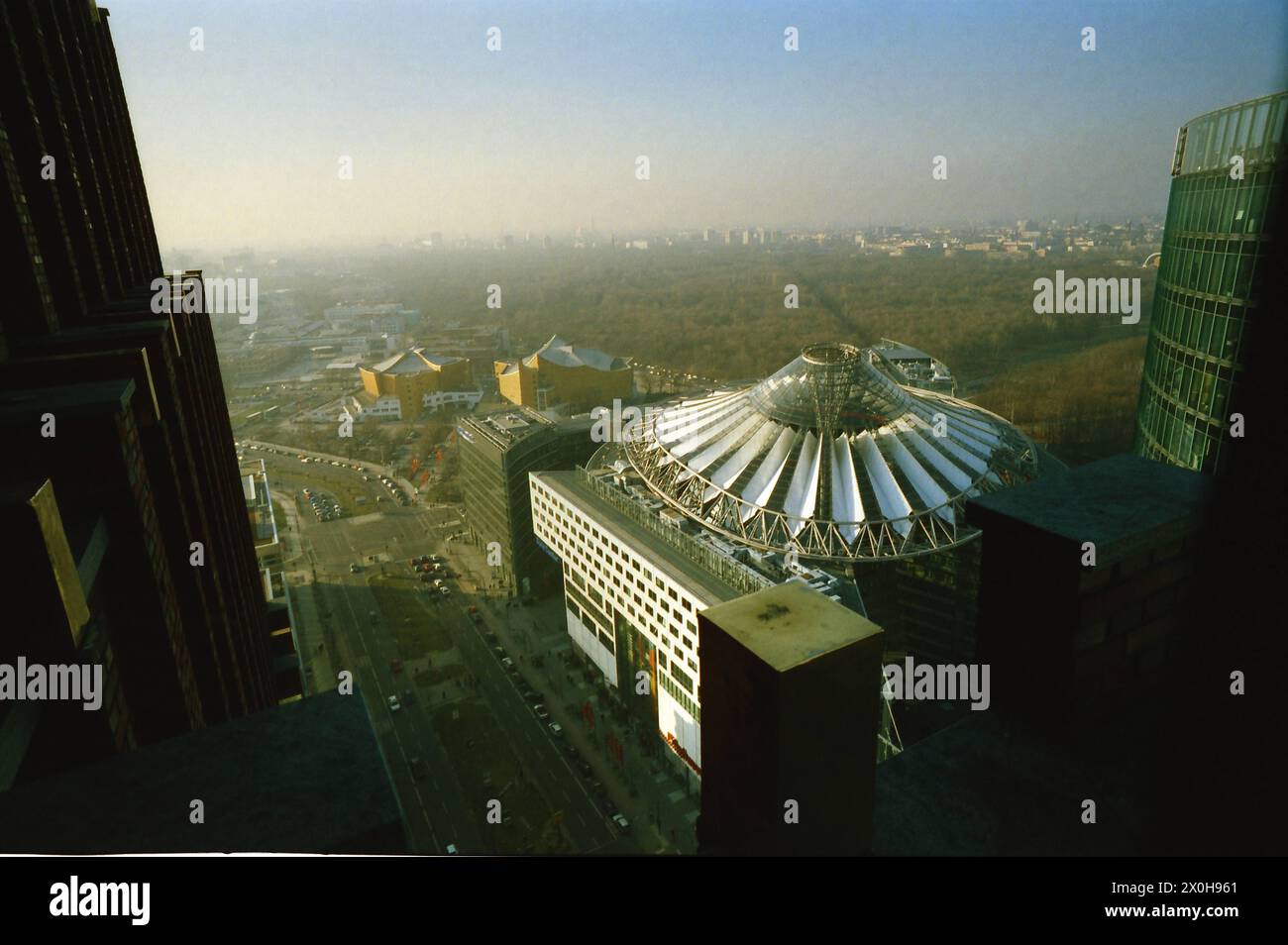 La photo montre la voie d'accès à Potsdamer Platz, Potsdamer Strasse, Sony Center, Philharmonie, Chamber Music Hall, Tiergarten et City West en arrière-plan [traduction automatique] Banque D'Images