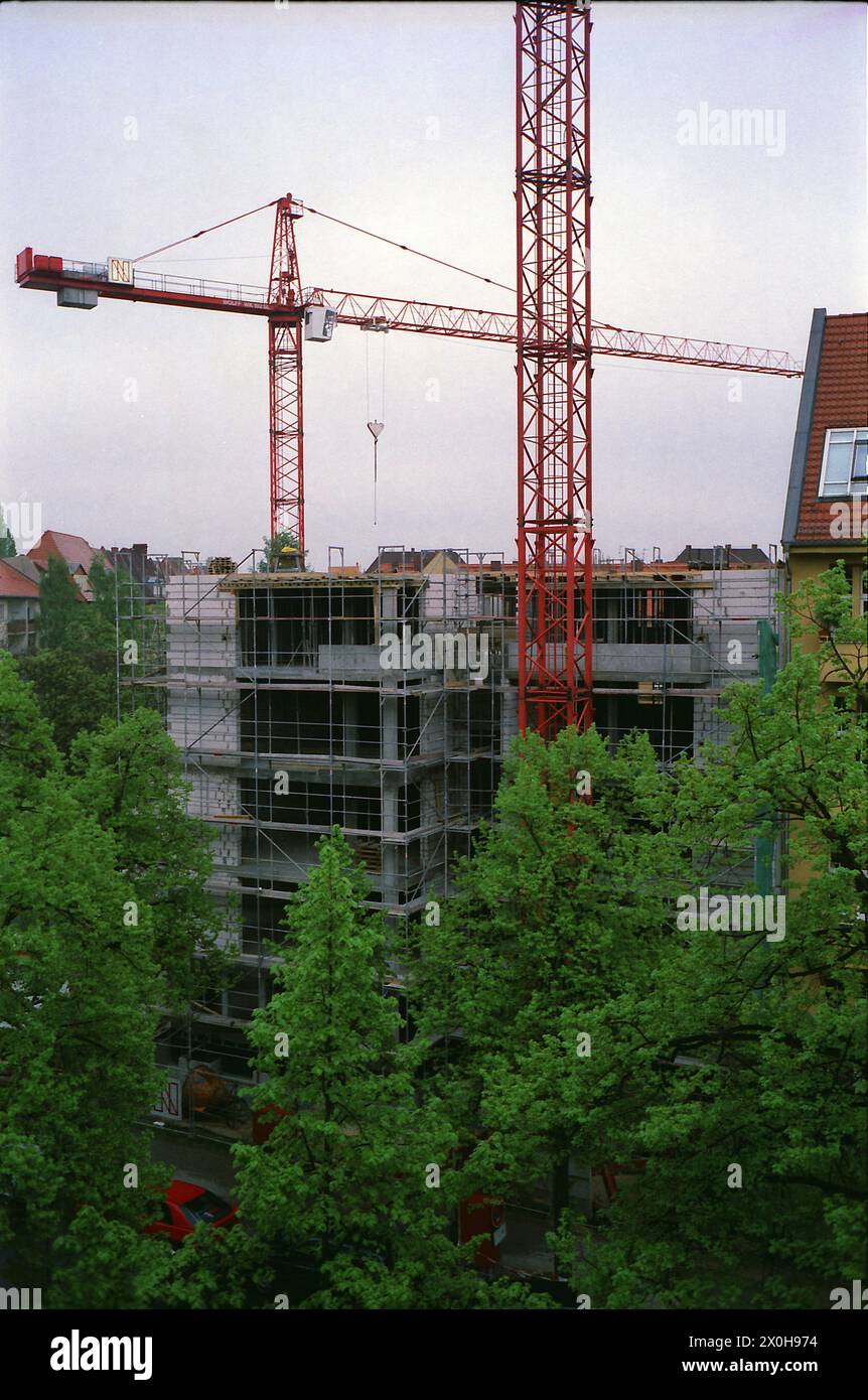 L'avancement de la construction est décrit dans plusieurs images [traduction automatisée] Banque D'Images