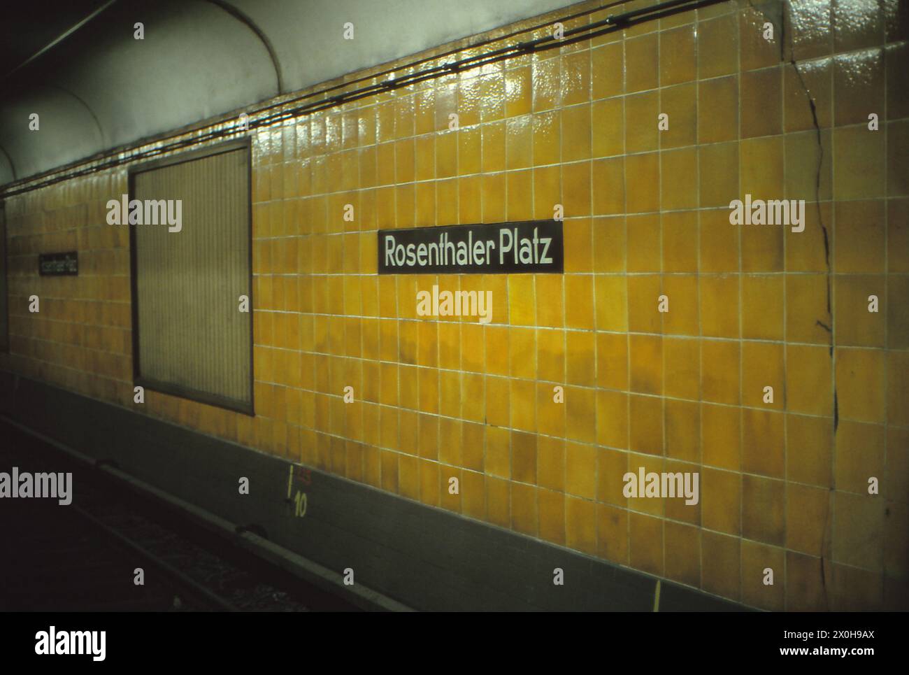 La station de métro Rosenthaler Platz rouvre ses portes le 22 décembre 1989 pour la première fois en 28 ans. [traduction automatique] Banque D'Images