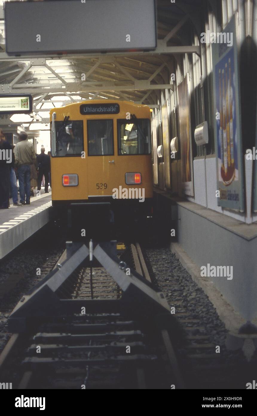 La plus ancienne ligne de métro complète de Berlin datant de 1902 est de retour sur le réseau avec la fermeture de la brèche Schlesisches Tor - Warschauerstrasse/Brücke [traduction automatique] Banque D'Images