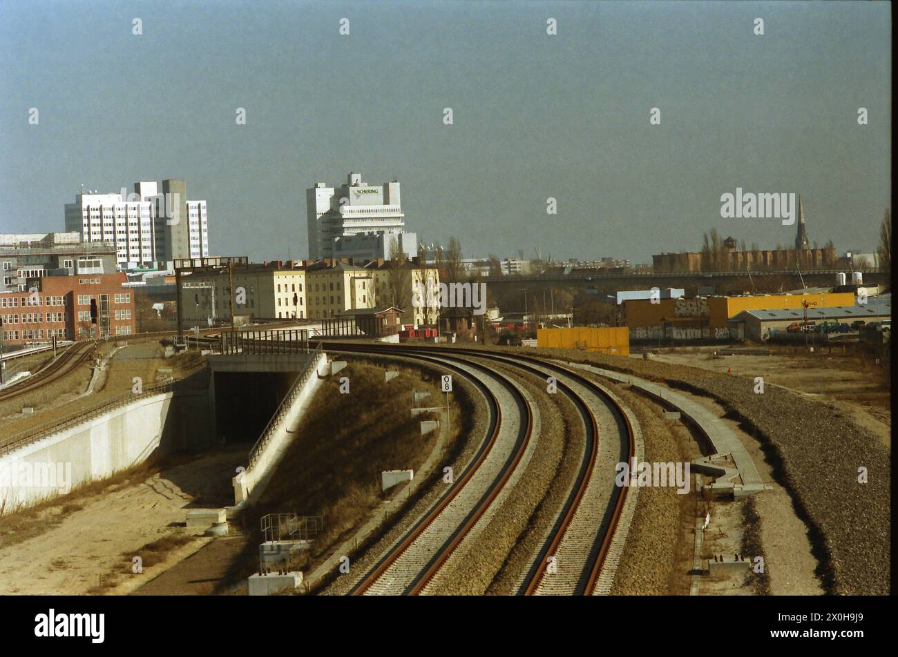 Depuis la gare de Westhafen, il est facile de suivre les travaux de construction pour les liaisons ferroviaires vers la gare principale. Les œuvres de Schering peuvent être vues au loin, ce qui rend cette photo historique. [traduction automatique] Banque D'Images