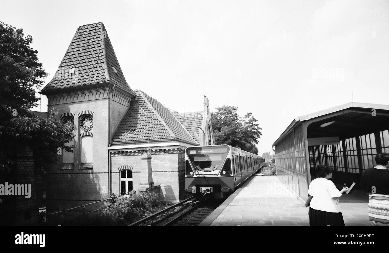 Beaucoup de gens étaient à peine conscients qu’une photo ici aurait déclenché un conflit est-Ouest. Bien que la gare soit à Berlin-est, l'entrée pour les mortels normaux était à l'Ouest. [traduction automatique] Banque D'Images