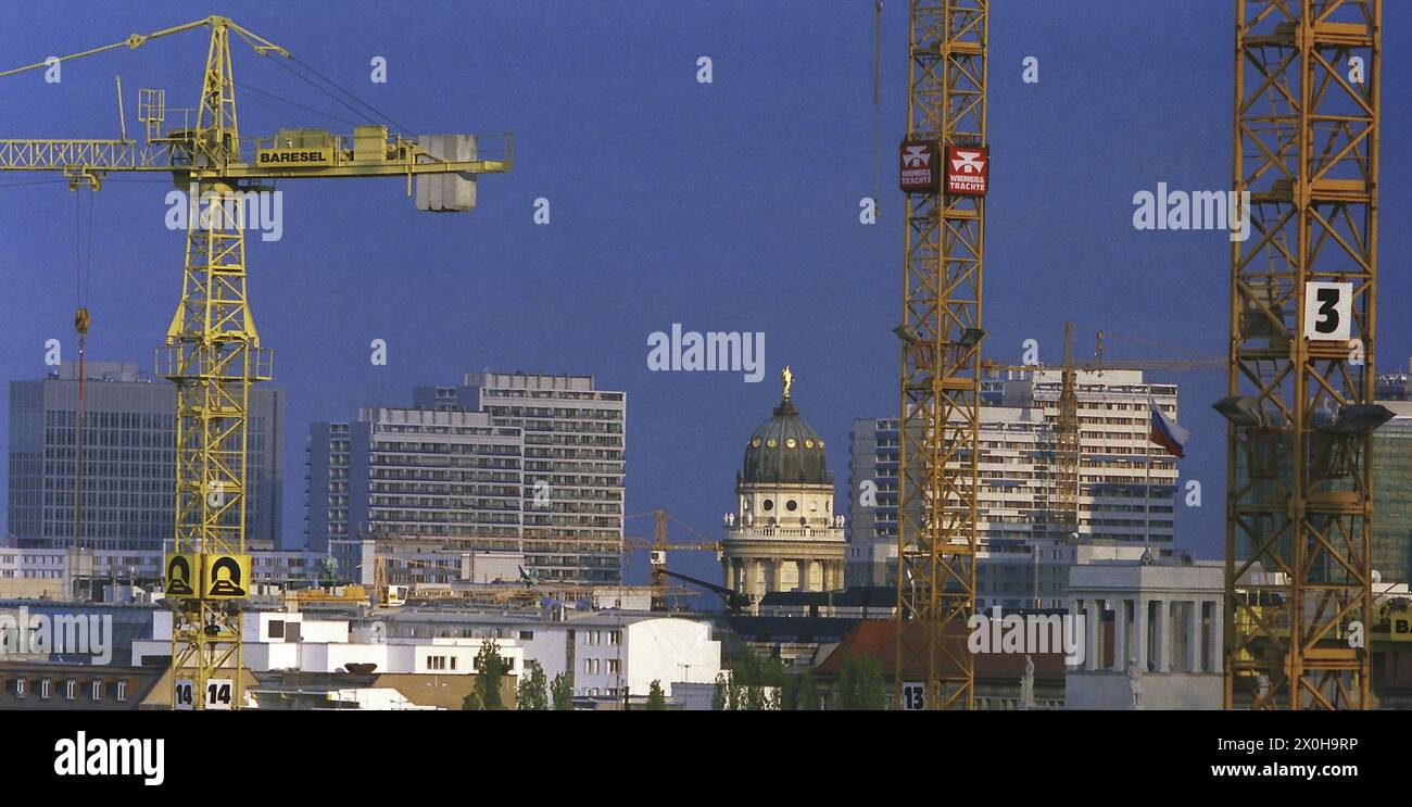 Les grues autour du Reichstag ont également régné pendant des années, par exemple pour les bâtiments gouvernementaux, ici la vue de l'un des deux dômes du Gendarmenmarkt [traduction automatique] Banque D'Images