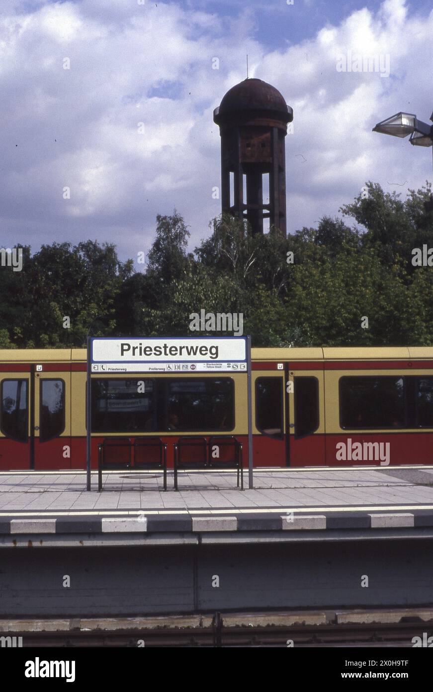 Presque tous les projets de construction sur les chemins de fer nord-sud affectent également la nouvelle ligne longue distance Ringbahn au nord et Teltow au sud, ainsi que le S-Bahn nord-sud avec ses branches au sud. Ici, la station de S-Bahn Priesterweg avec le château d'eau de la soi-disant Südgeländes, une énorme ancienne installation ferroviaire qui a été récupérée par la nature et est maintenant devenue un beau parc. [traduction automatique] Banque D'Images