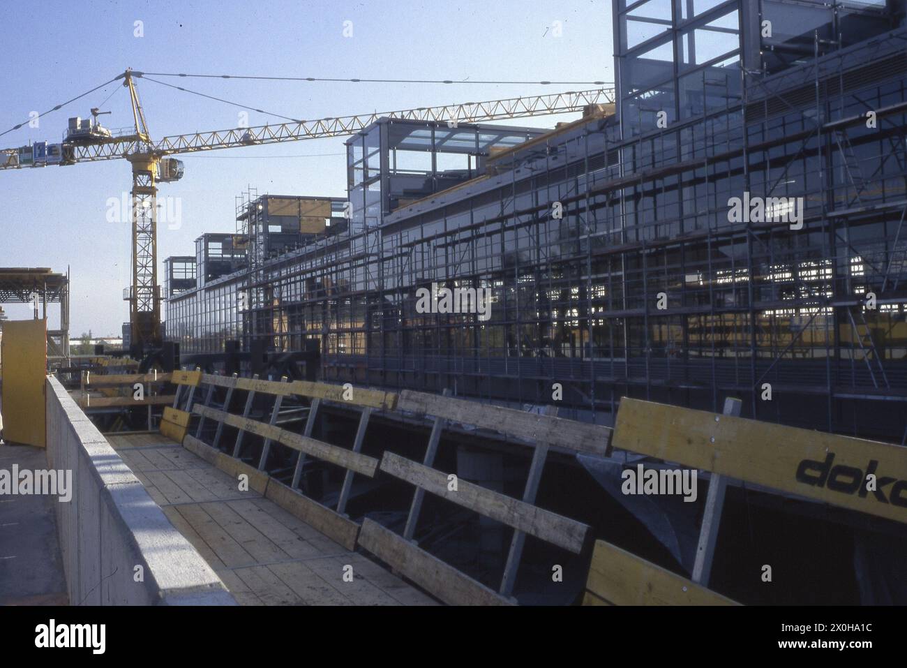 Vous pouvez déjà voir à quel point la gare de Südkreuz sera immense. Vous pouvez voir la plateforme circulaire [traduction automatisée] Banque D'Images