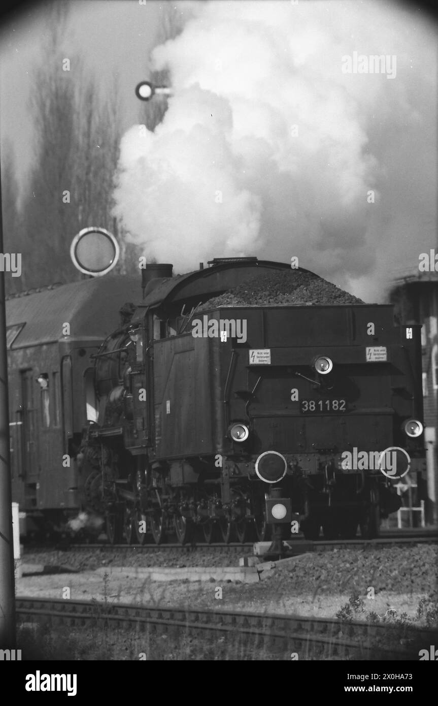 Le train spécial conduit par la locomotive à vapeur de classe 38 1183 [traduction automatique] Banque D'Images