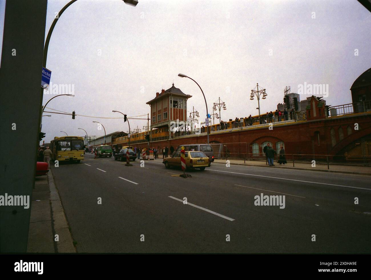La plus ancienne ligne de métro complète de Berlin datant de 1902 est de retour sur le réseau avec la fermeture de l'écart entre Schlesisches Tor et Warschauerstrasse/Brücke. L'image montre la boîte de signal du côté de la rue [traduction automatique] Banque D'Images