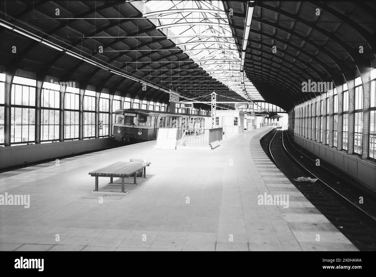 Un train arrive à Lehrter Stadtbahnhof peu après sa rénovation complète. Après que la gare ait été placée sous un ordre de conservation, elle a dû être démolie en faveur de la construction de la gare principale après la réunification. [traduction automatique] Banque D'Images