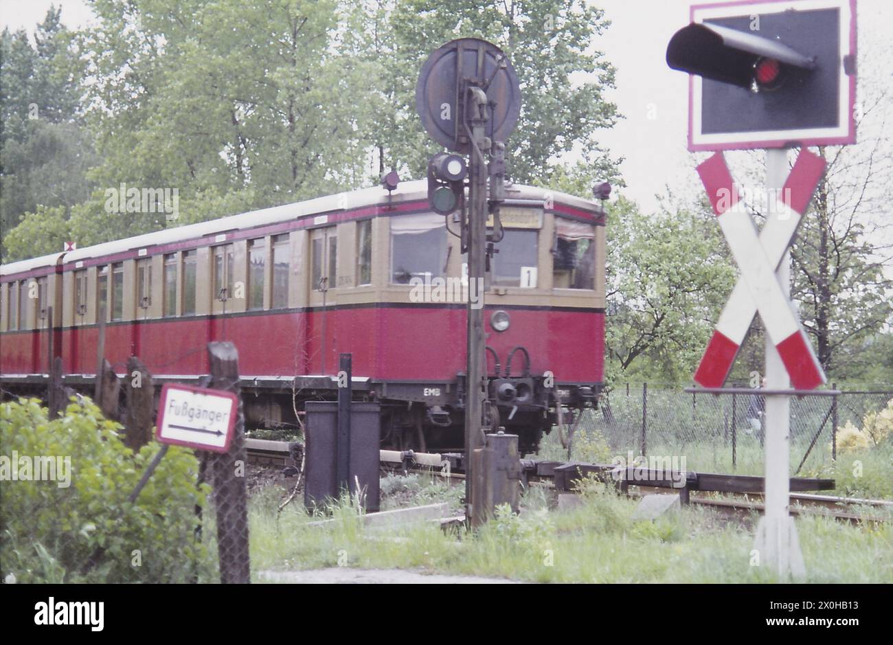 L'image montre un quart de train composé d'une locomotive de type 275 (rail léger) et d'un side-car sur son trajet de Düppel (plus tard Zehlendorf Süd) à Zehlendorf. La ligne est un minuscule vestige de la Stammbahn, comme le premier chemin de fer original en Prusse de Berlin à Potsdam est appelé. Une autre section est encore utilisée par la Wanseebahn. En 1980, l'exploitation prévue sur la ligne Zehlendorf Düppel a été interrompue jusqu'à aujourd'hui (2015). Le quart de train illustré était un soi-disant quart de train de passage, c'est-à-dire un quart de train qui avait déjà les lignes de commande pour une opération par une personne (EMB) installées, mais la cabine du conducteur l'était Banque D'Images