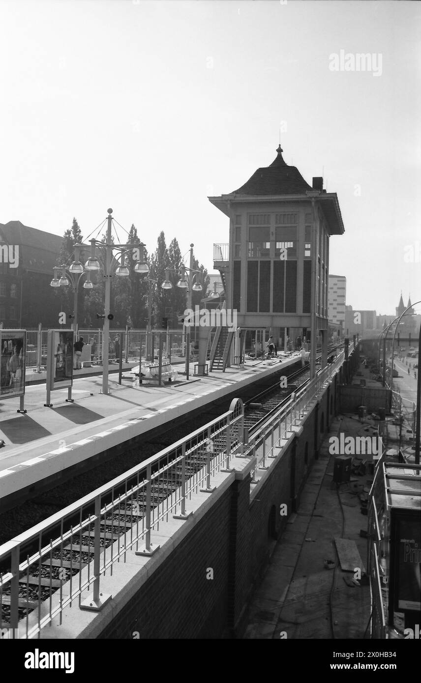 La plus ancienne ligne de métro complète de Berlin datant de 1902 est de retour sur le réseau avec la fermeture de l'écart entre Schlesisches Tor et Warschauerstrasse/Brücke. La photo montre la boîte de signal dans sa nouvelle splendeur [traduction automatique] Banque D'Images