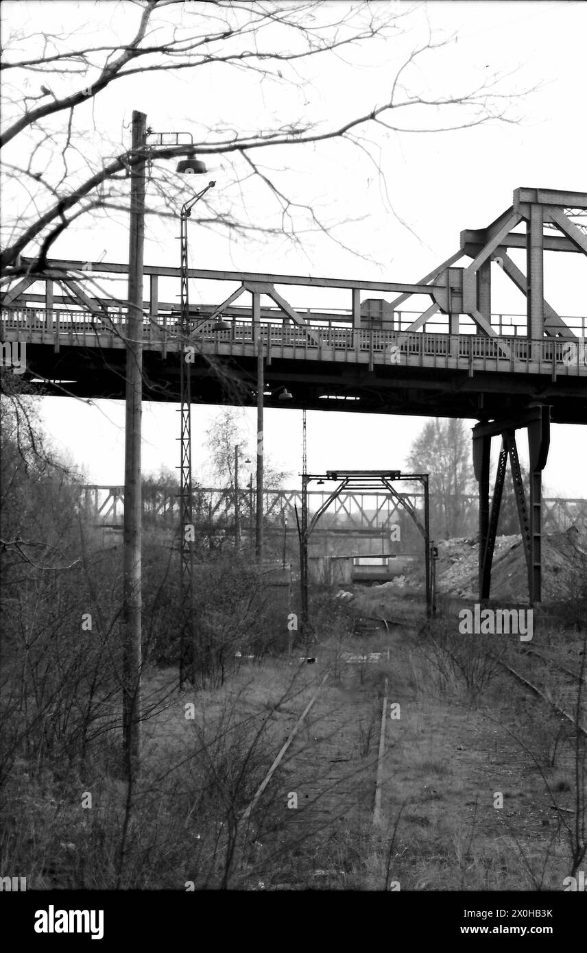 En 1982, les terrains envahis par la végétation de la Potsdamer Güterbahnhof (gare de marchandises de Potsdam) révèlent à peine qu'un parc public s'étendra de Potsdamer Platz presque jusqu'à Südkreuz en 2015. Banque D'Images
