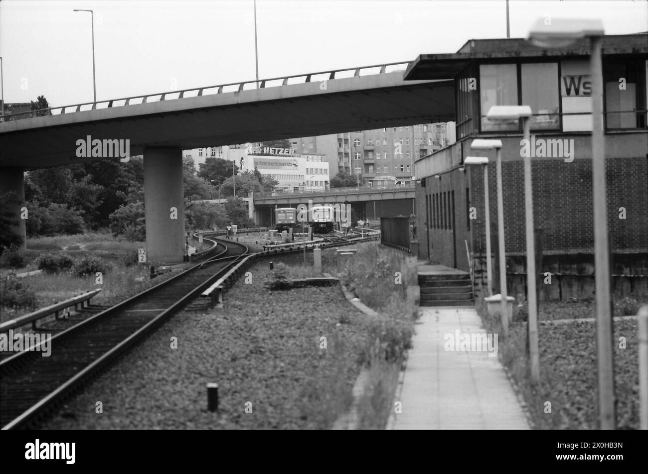 Le Ringbahn avait été séparé depuis 13.8.1961 et a été réuni le 15.6,2002. Un train de bienvenue se tient dans la cour de stabling Westend [traduction automatique] Banque D'Images