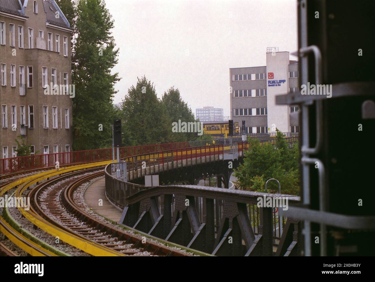 La plus ancienne ligne de métro de Berlin datant de 1902 est rouverte avec la fermeture de l'écart entre Schlesisches Tor et Warschauerstrasse/Brücke. Le pont Oberbaum reconstruit est également achevé à peu près au même moment. [traduction automatique] Banque D'Images