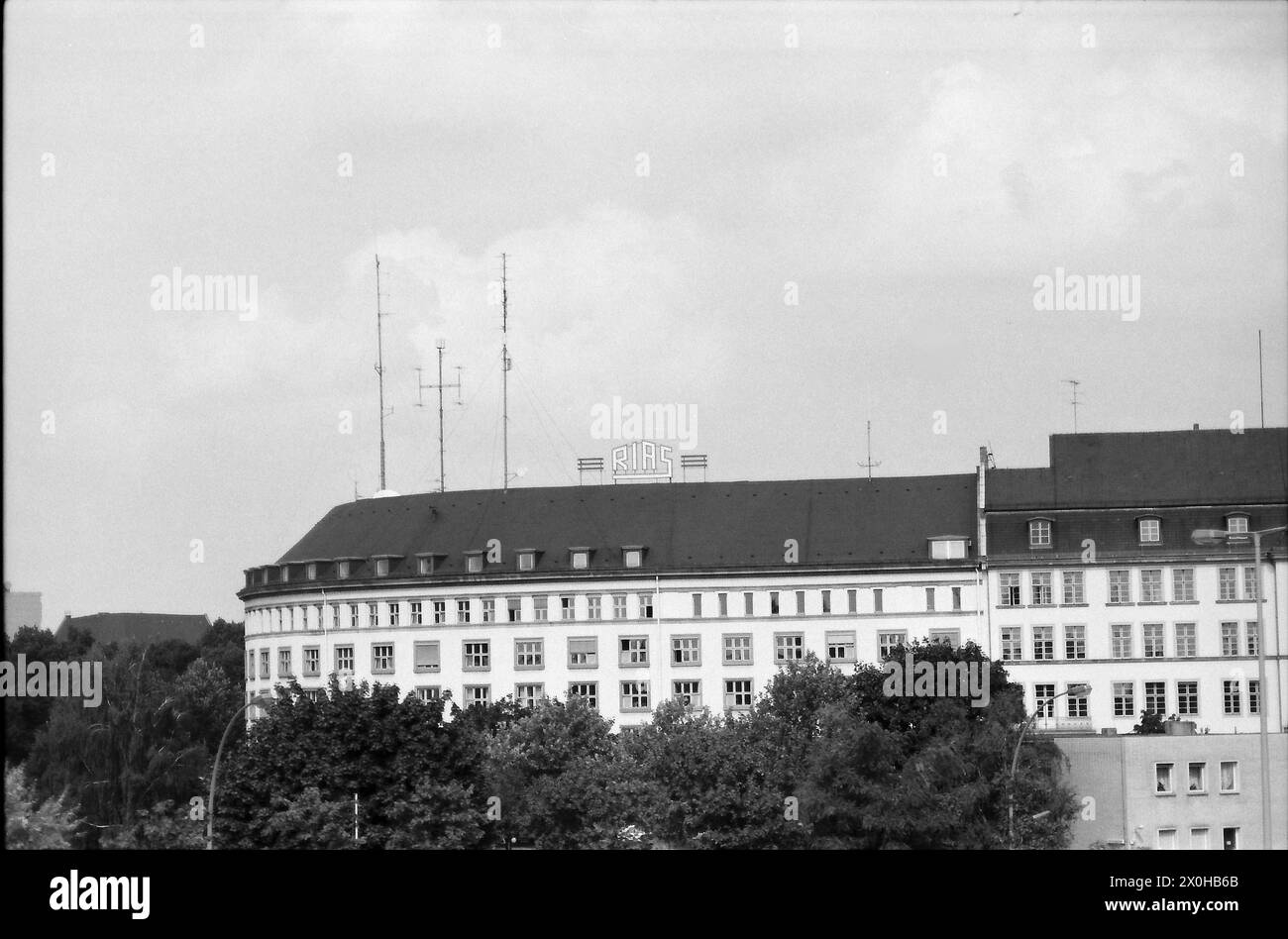 La station de radio du secteur américain, RIAS, avec la SFB, Sender freies Berlin, qui a été ajoutée plus tard, étaient les seules stations de Berlin-Ouest. Rias, un diffuseur de la voix de l'Amérique, a cessé d'émettre le 31 décembre 1993 et a été absorbé par Deutsche Welle. Le bâtiment - alors à Kufsteiner Straße, aujourd'hui Hans Rosenthal Platz - porte toujours l'ancien nom répertorié sur le toit. [traduction automatique] Banque D'Images