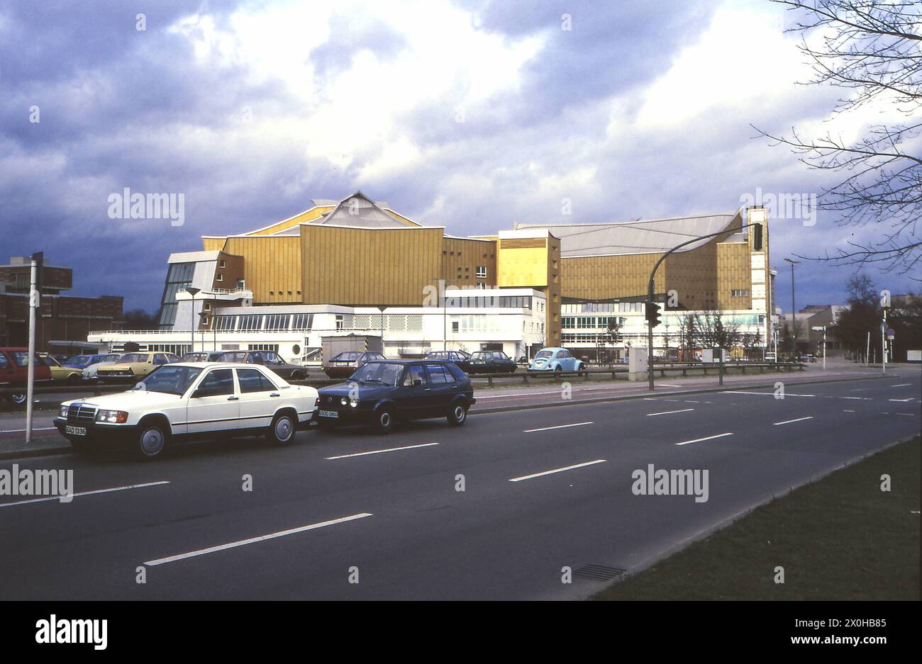 Vue de l'autre côté de la rue sur le hall de musique de chambre de la Philharmonie de Berlin à Berlin Ouest. [traduction automatique] Banque D'Images