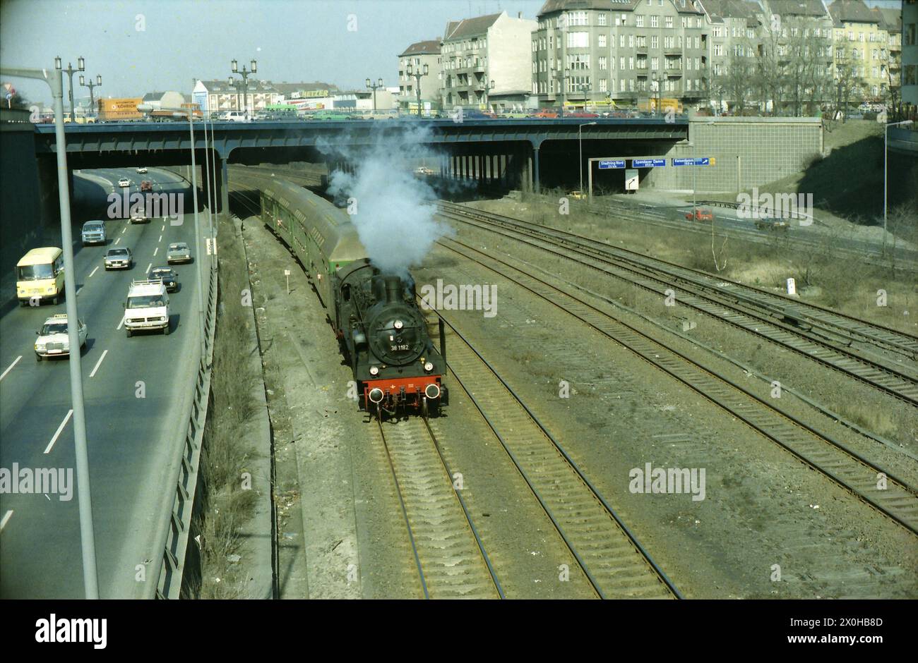 Le train spécial conduit par la locomotive à vapeur de classe 38 1183 passe juste sous le pont Kaiserdamm parallèle à la Ringbahn [traduction automatique] Banque D'Images