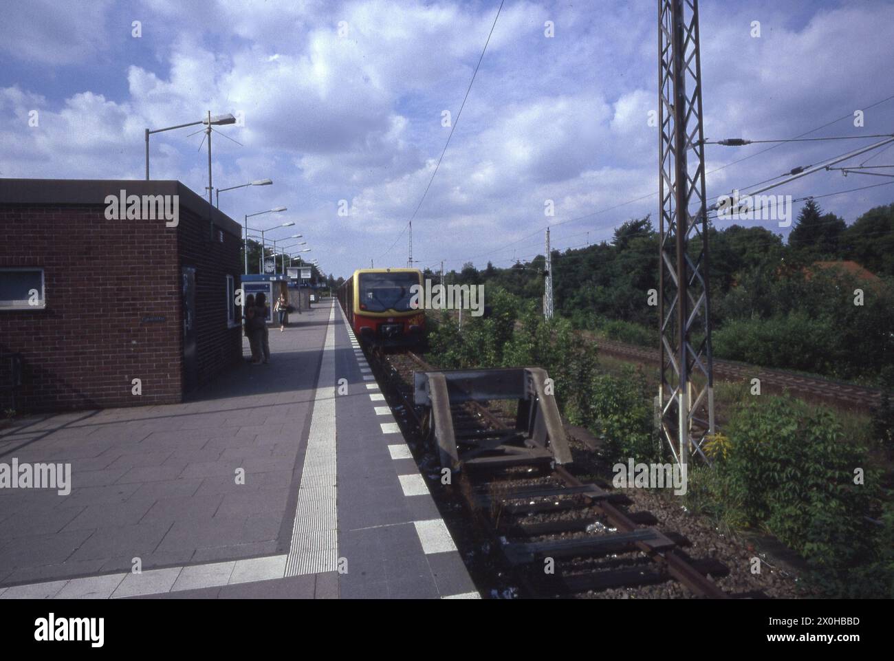 Presque tous les projets de construction sur les lignes nord-sud affectent également la nouvelle ligne longue distance Ringbahn au nord et Teltow au sud, ainsi que le S-Bahn nord-sud avec ses branches au sud. Voici la station de S-Bahn Friedrichstrasse ci-dessous [traduction automatique] Banque D'Images