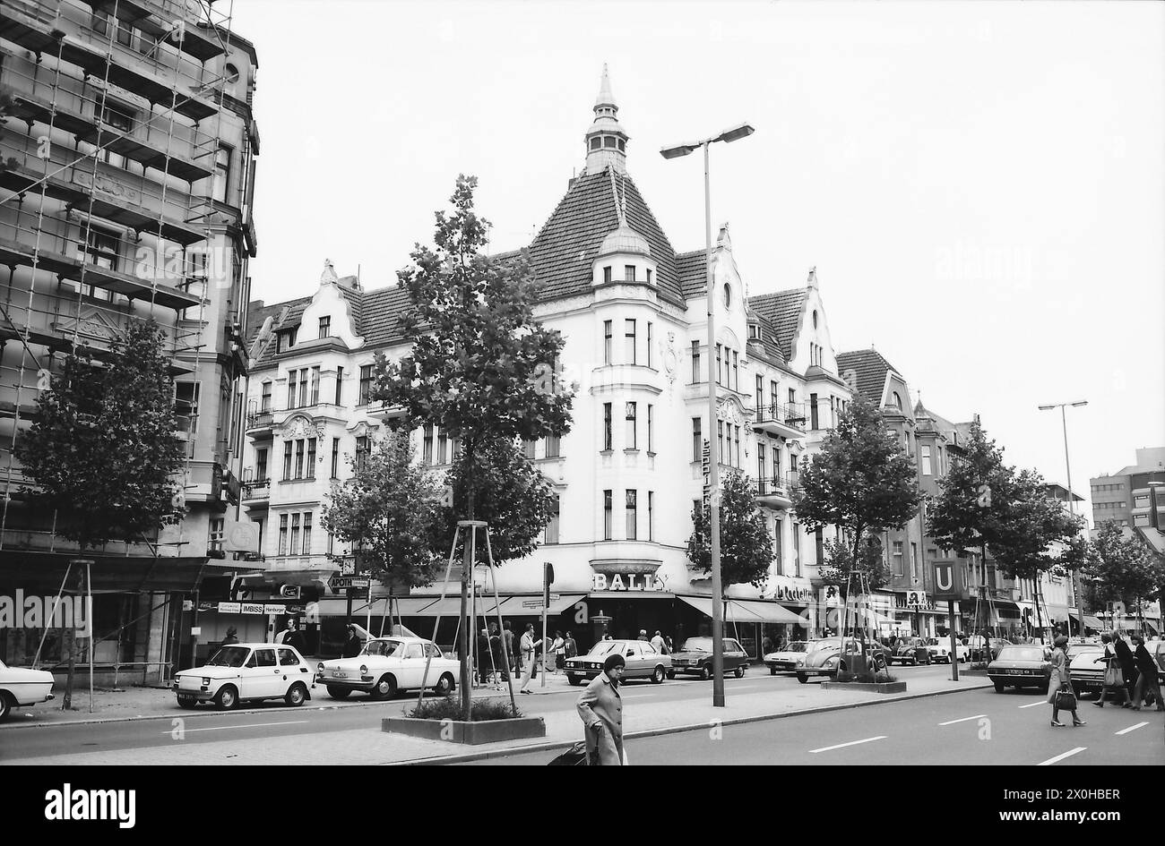 Schlossstraße à Berlin Steglitz est l'une des principales rues commerçantes de Berlin Ouest. En 1980, il y avait encore trois grands magasins et un centre commercial. Le pinceau à bière est rogné au dos de l'image. [traduction automatique] Banque D'Images