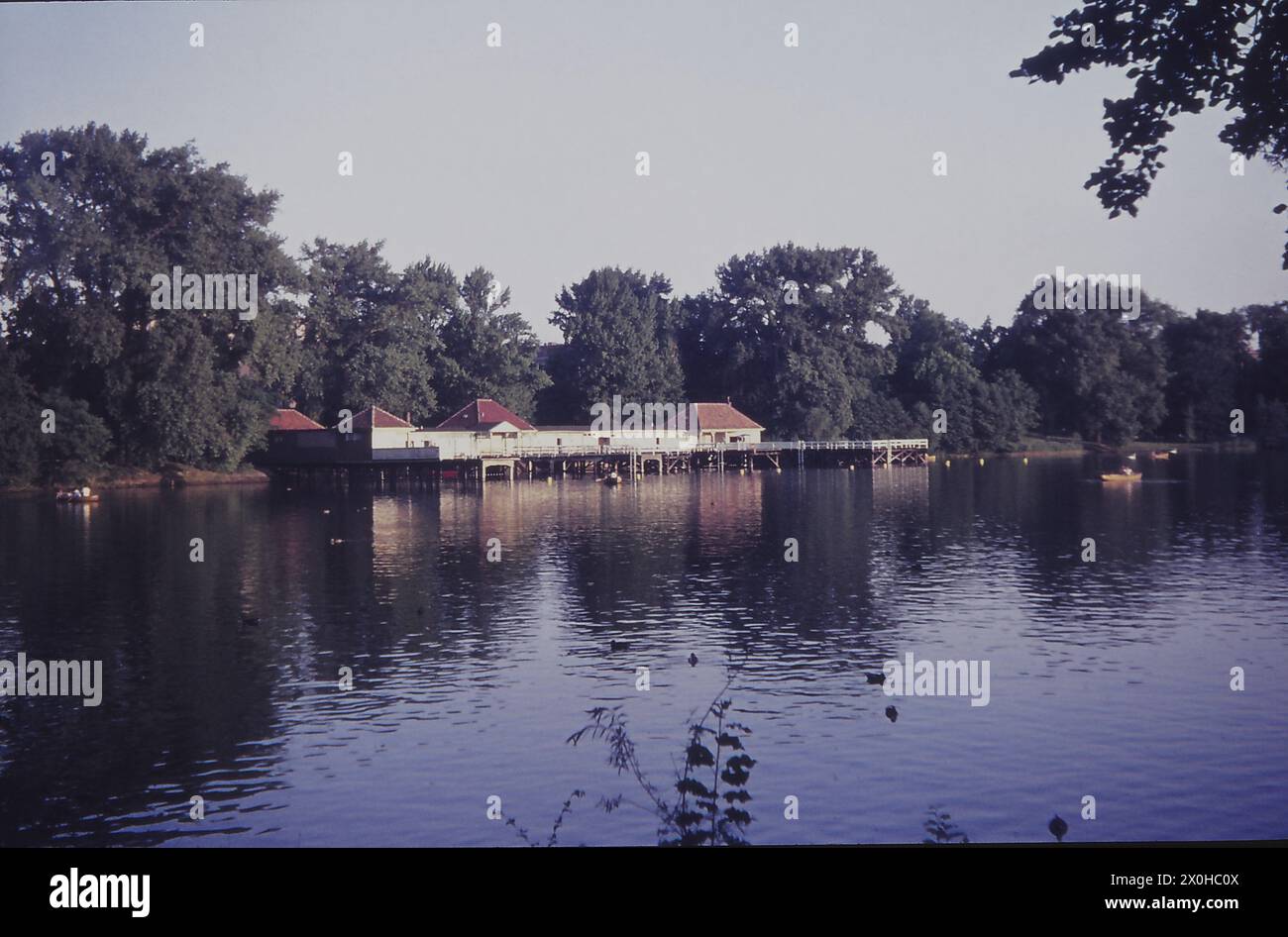 La piscine extérieure Weißensee est l'une des anciennes piscines extérieures de Berlin, et est devenue un petit mais beau lido. [traduction automatique] Banque D'Images