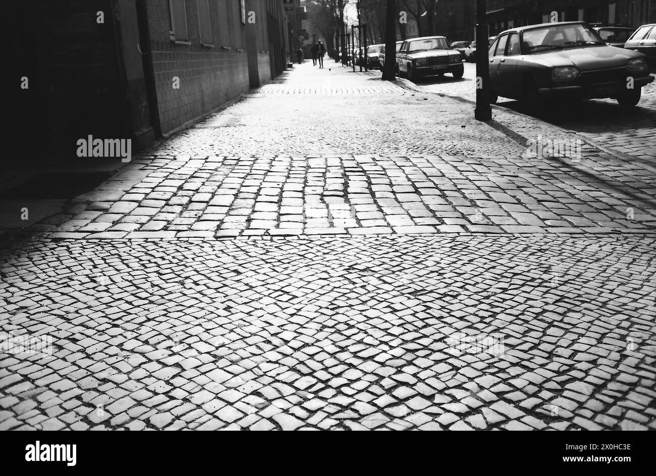 Il y a encore beaucoup de trottoirs pavés à Berlin. [traduction automatique] Banque D'Images
