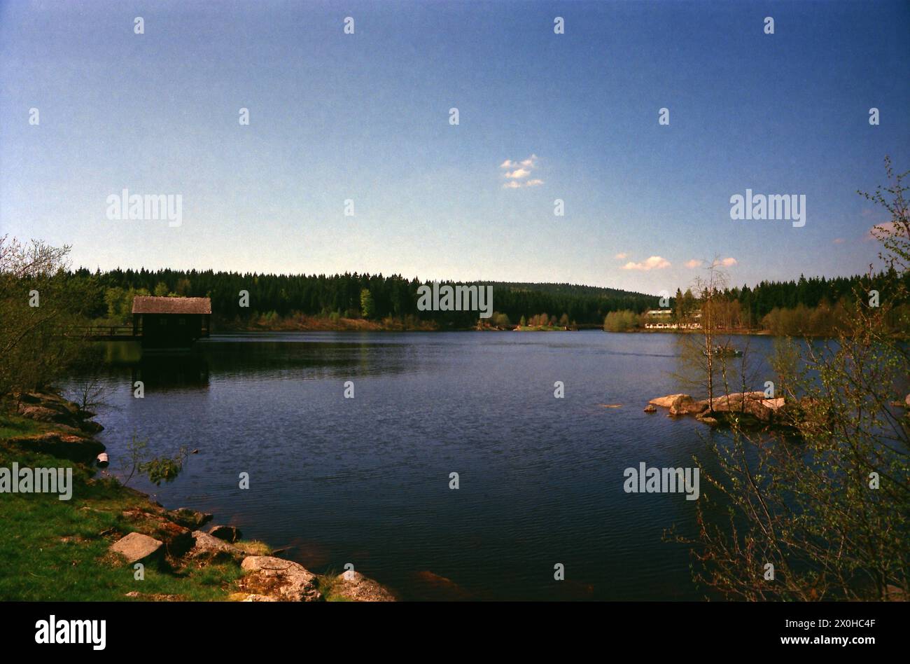 Le Fichtelsee est un petit réservoir à Fichtelberg, avec des possibilités de baignade et d'aviron dans un magnifique paysage [traduction automatique] Banque D'Images