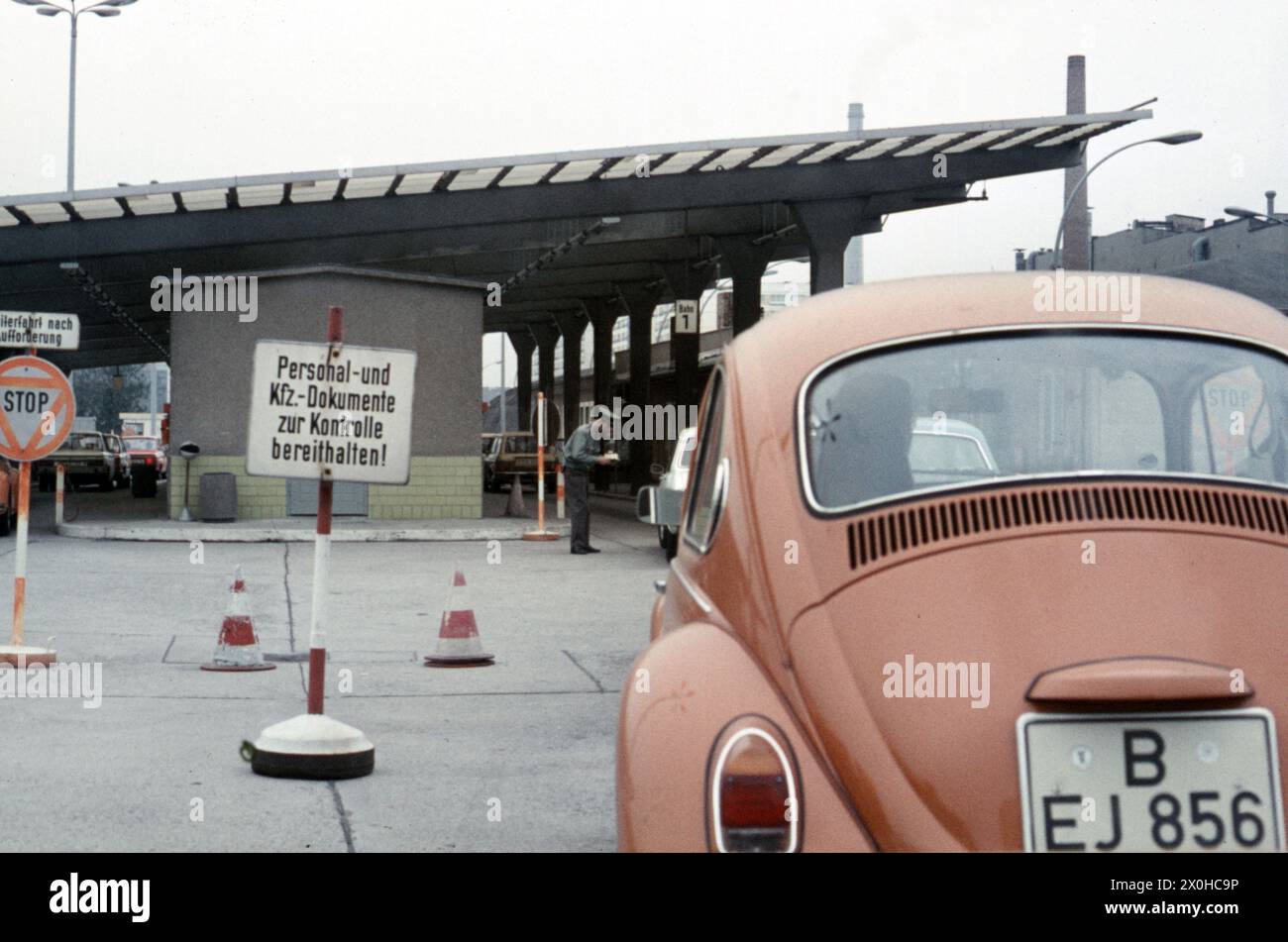 Un scarabée est en attente de l'arrivée au point de passage de la frontière à Berlin ouest en direction de Berlin Est. Banque D'Images