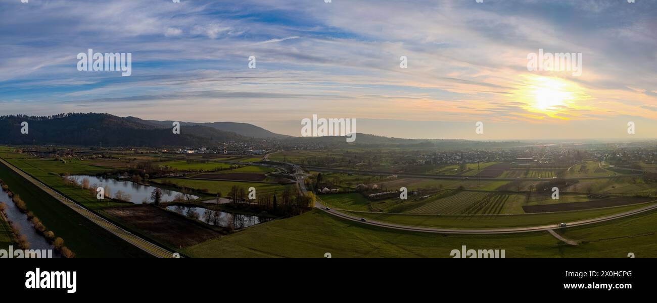 Paysage panoramique près d'Ortenberg et Offenburg au printemps au coucher du soleil, tir par drone Banque D'Images