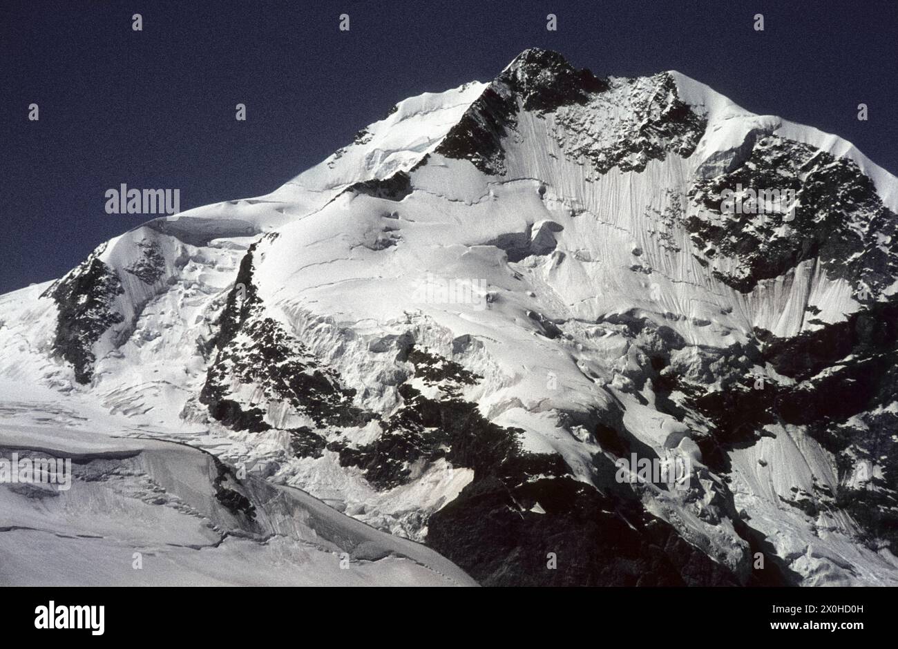 Traduction Ridge Groupe bernina avec piz bernina Banque de photographies et d’images à ...