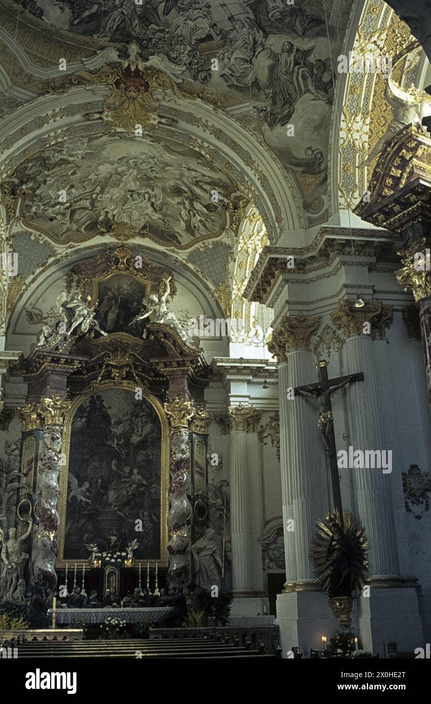 Choeur de la Damenstiftskirche à l'heure de Pâques avec la Cène de Jésus devant l'autel principal. [traduction automatique] Banque D'Images