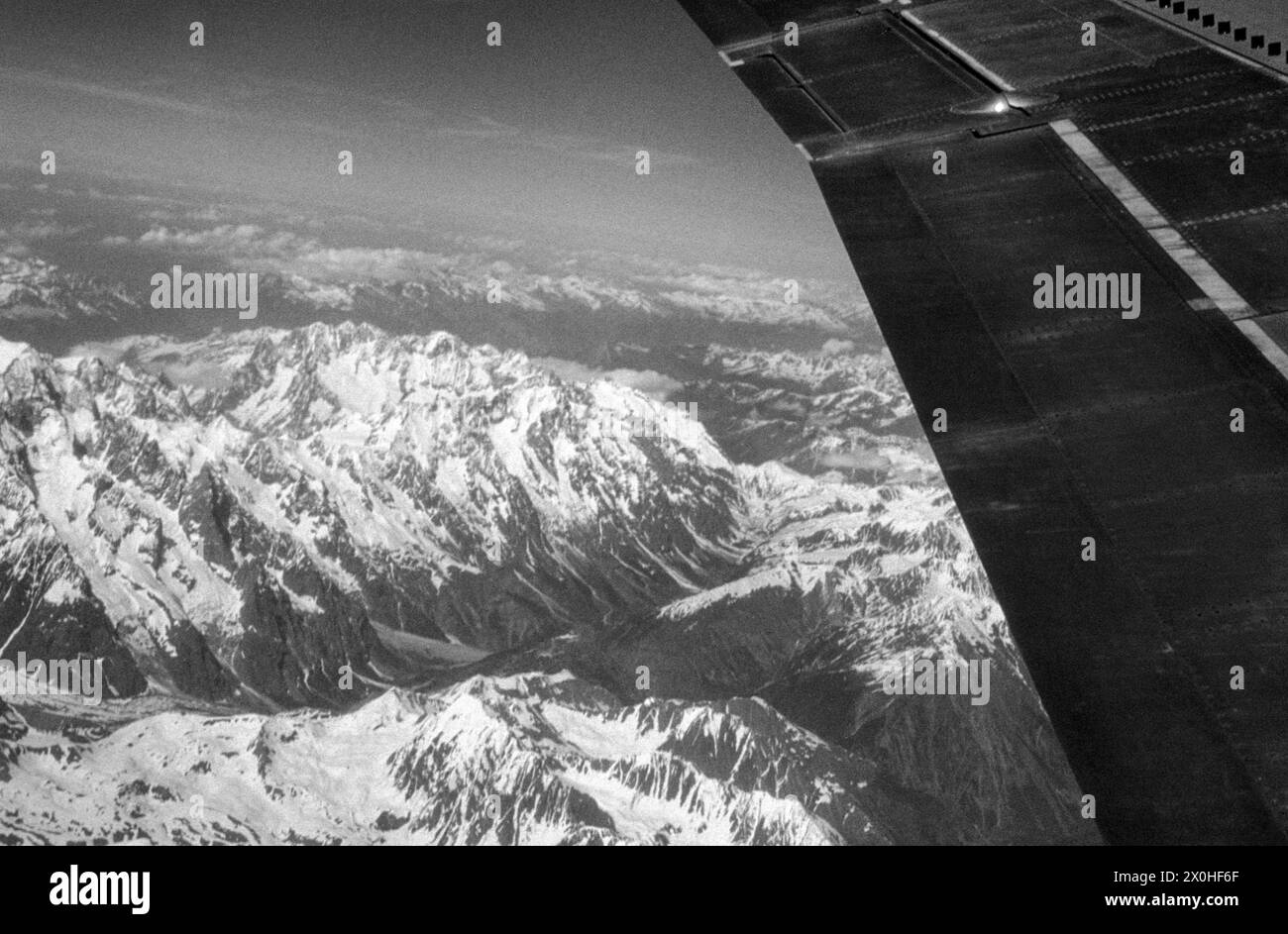 Vue de l'avion qui a décollé de Genève. Le massif du Mont Blanc en face, la vallée du Rhône suisse en arrière-plan. [traduction automatique] Banque D'Images