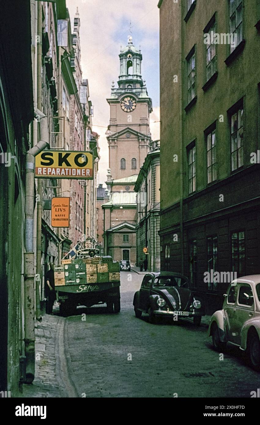 Des voitures et un véhicule de livraison dans la ruelle étroite TrÃ¢ngsund, qui mène à Storkyrkan, également connu sous le nom de Sankt Nikolai kyrka. [traduction automatique] Banque D'Images