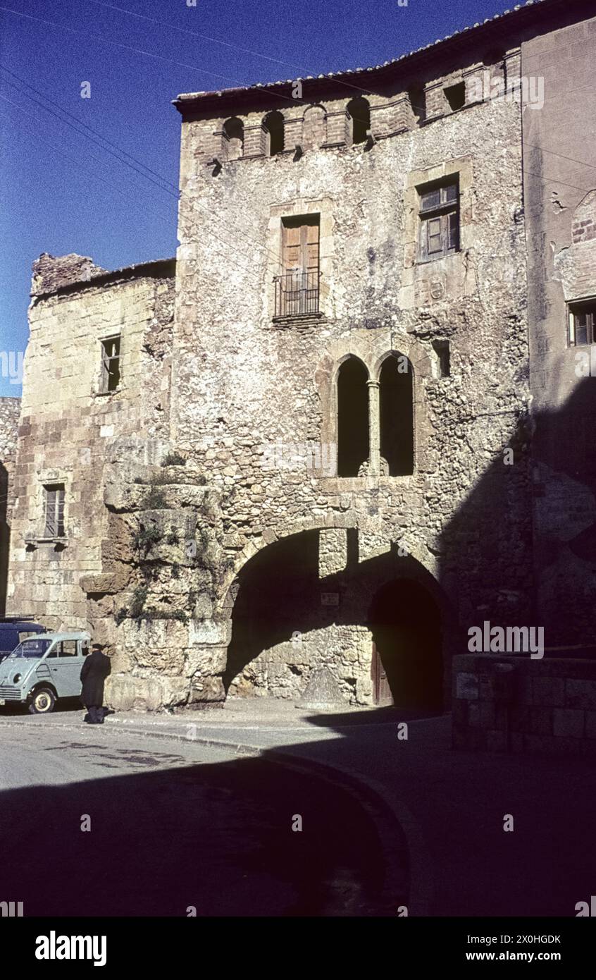 Place de l'époque romaine avec des parties de l'ancien béguinage. Un homme se tient près du mur, avec des voitures garées à côté. [traduction automatique] Banque D'Images