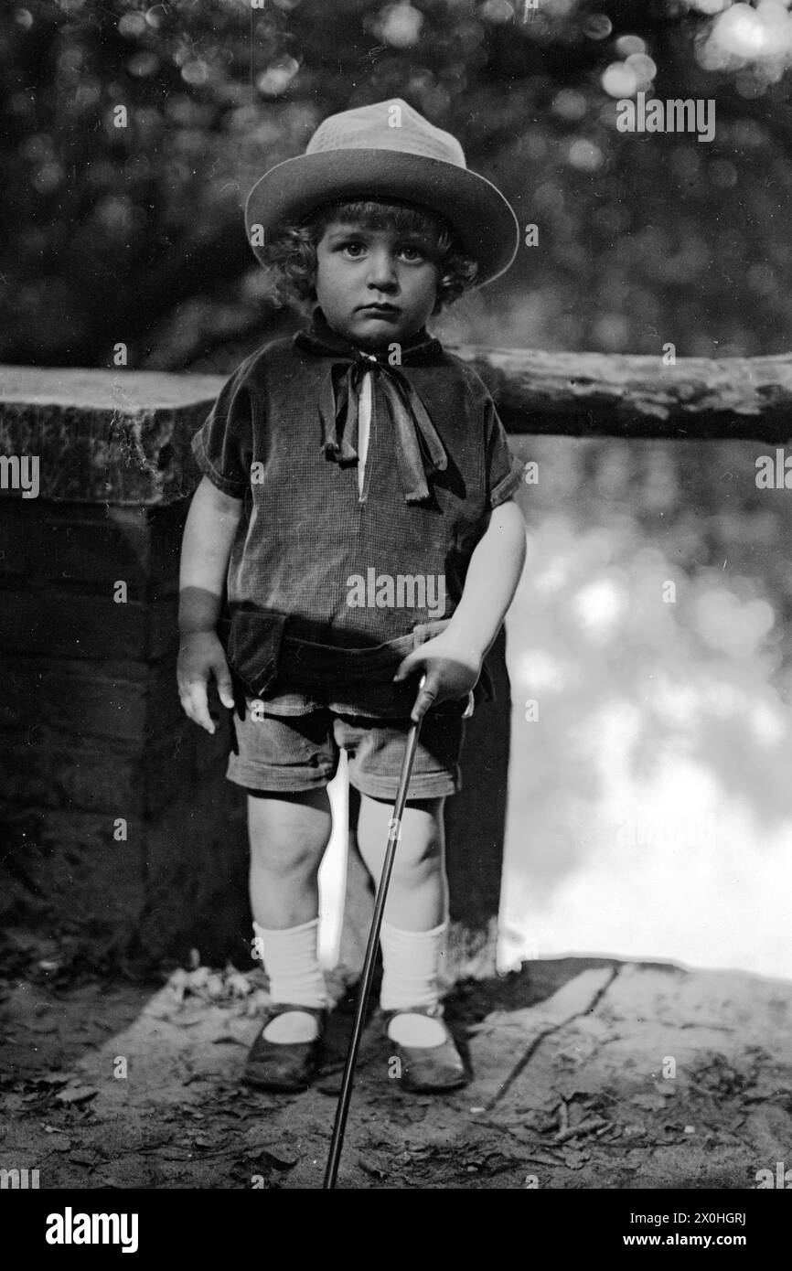 Un petit enfant avec un bâton de marche lors d'une excursion à l'été 1925. Banque D'Images Un petit enfant avec un bâton de marche lors d'une excursion à l'été 1925. Banque D'Images