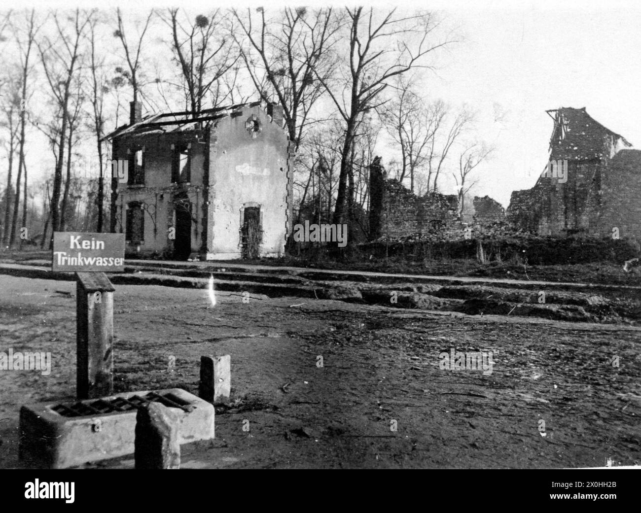 Ein Schild mit der Aufschrift 'Kein Trinkwasser' vor zerstörten Häusern in Craonne in Frankreich während des Ersten Weltkrieges. (Aufnahmedatum : 01.01.1914-31.12.1914) Banque D'Images