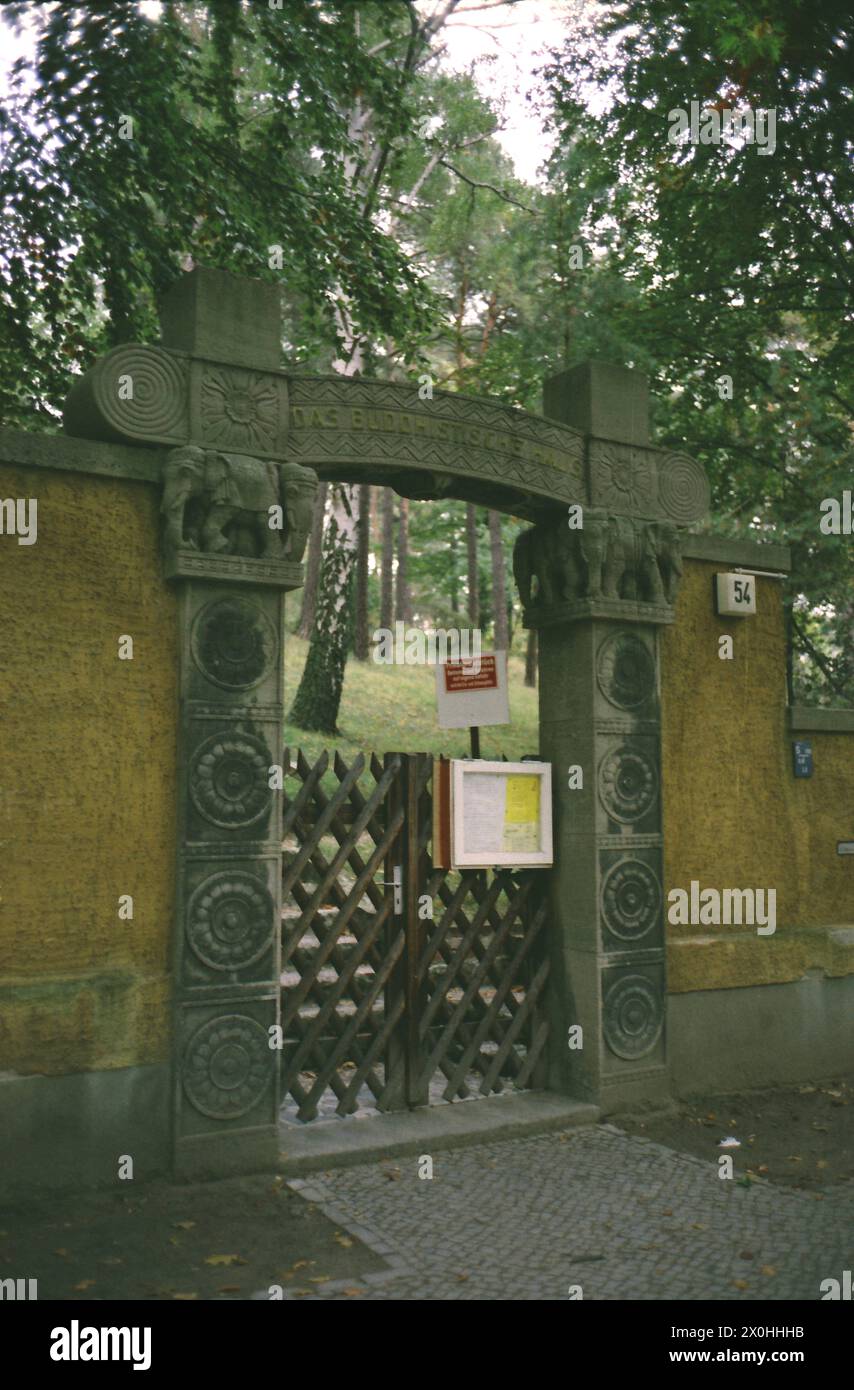 Berlin abrite toutes les religions, ce qui rend d'autant plus incompréhensible que certains refusent encore de l'accepter. Voici l'entrée du temple Budda à Frohnau [traduction automatique] Banque D'Images