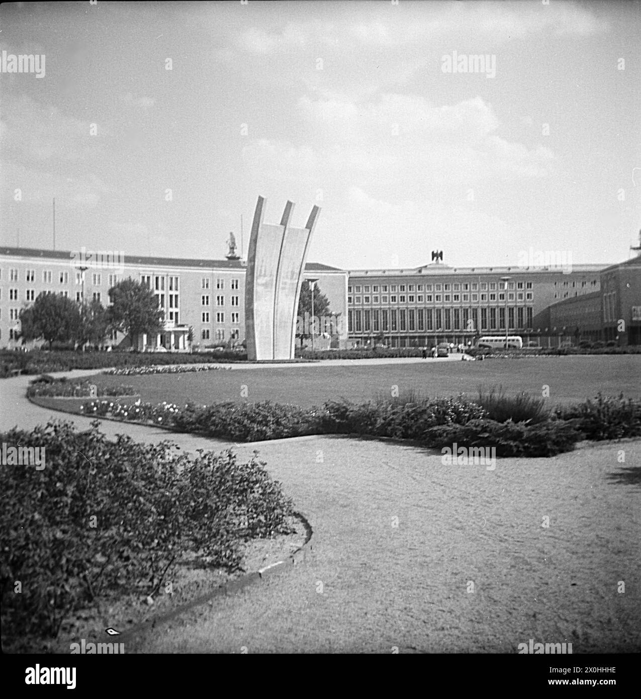C'est la plus ancienne photo que j'ai prise du bâtiment de l'aéroport et du monument commémoratif du pont aérien quand j'étais enfant avec une caméra de boîte. C'est intéressant que les Américains aient laissé l'aigle sur le bâtiment. Vous pouvez voir la clôture que les Américains ont érigée devant l'entrée principale. À cette époque, le trafic civil était géré par une aile latérale. Vous avez dû passer par une porte sur le côté droit du bâtiment pour atteindre l'entrée de la petite zone civile. Cette entrée est maintenant l'entrée du musée en 2021. Pour moi, cet aéroport était la porte d'entrée sur le monde. Cela comprenait les destinations Hambourg, Hanovre et Banque D'Images