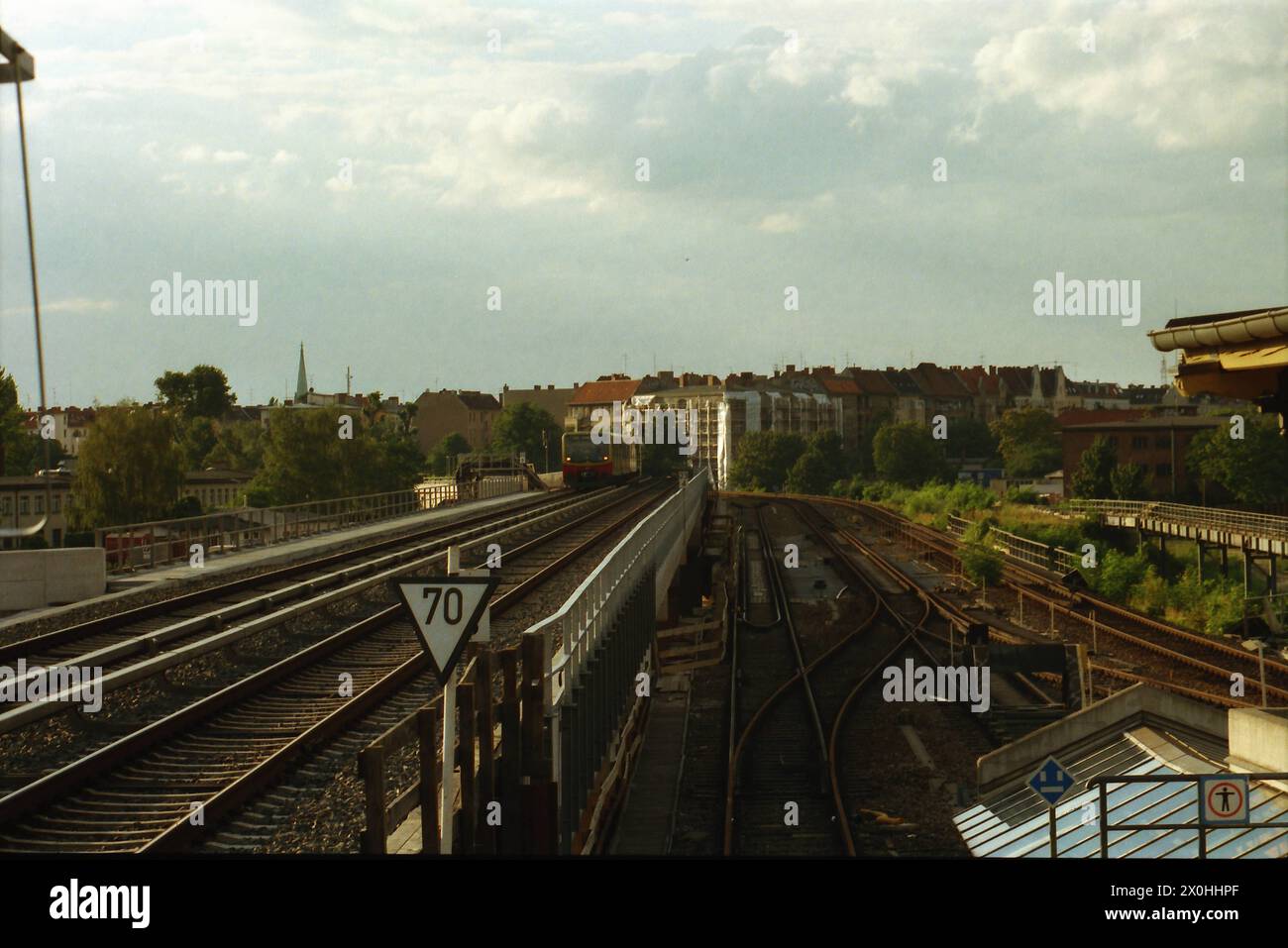 La plate-forme de remplacement du S-Bahn pour le Ringbahn sur les futures voies principales est opérationnelle depuis avril. Un train de Schöneberg vient d'arriver. Les anciennes installations ferroviaires de la station de S-Bahn de Papestraße sont encore visibles sur la droite. La largeur du hall de la future station peut être estimée à partir du pont de câbles sur la droite et des voies principales sur la gauche. [traduction automatique] Banque D'Images