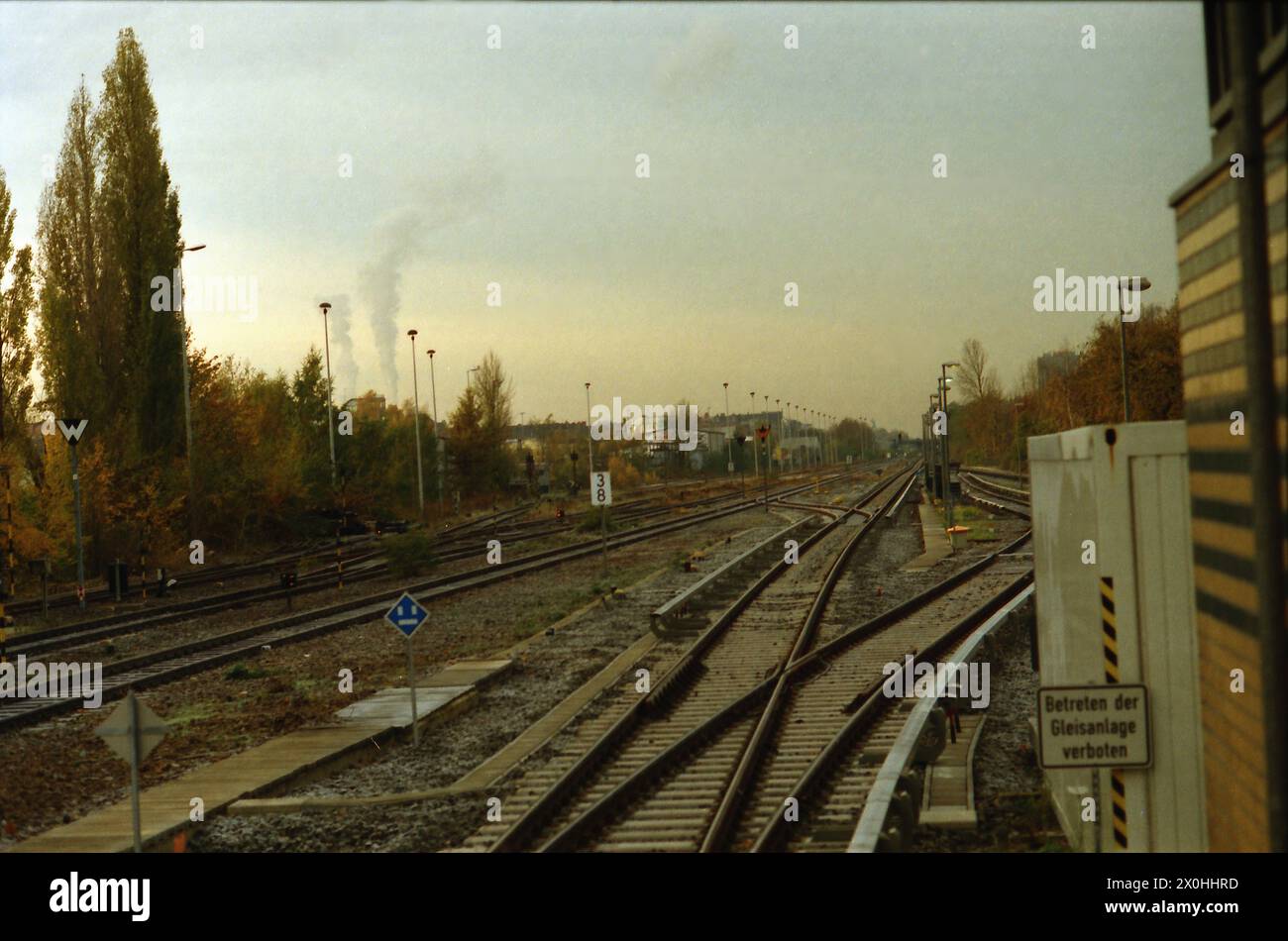 La vue prend également dans la petite installation de marche arrière de la station inférieure de Schöneberg. Sur la gauche se trouvent les vestiges des anciennes voies principales, dont certaines avaient été réactivées pour les trains de matériaux vers le chantier de construction de Potsdamer Platz. [traduction automatique] Banque D'Images