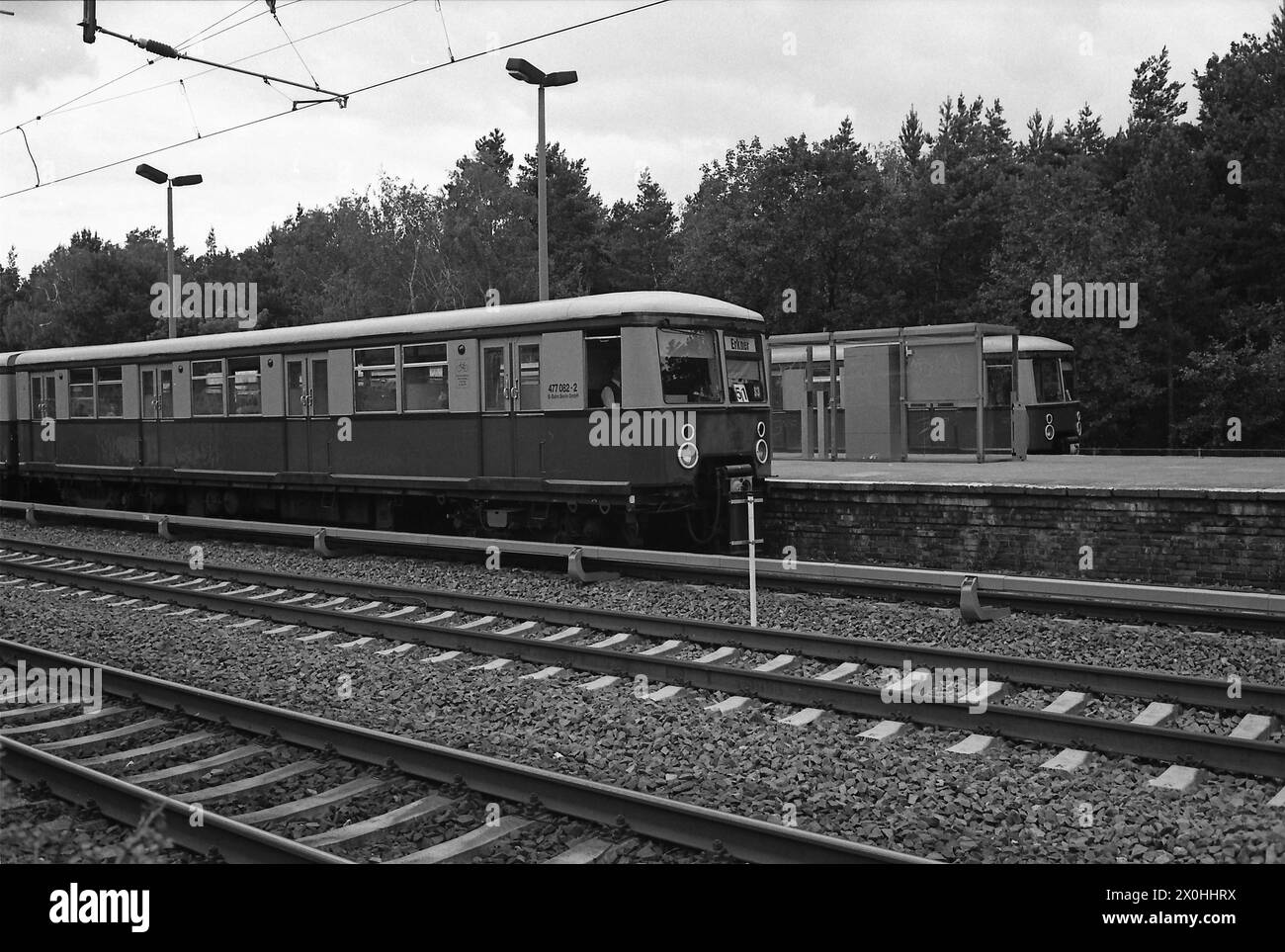 Un vieux train se dirigeant vers Erkner se trouve dans une station de S-Bahn à côté d'un autre train se dirigeant dans la direction opposée. [traduction automatique] Banque D'Images