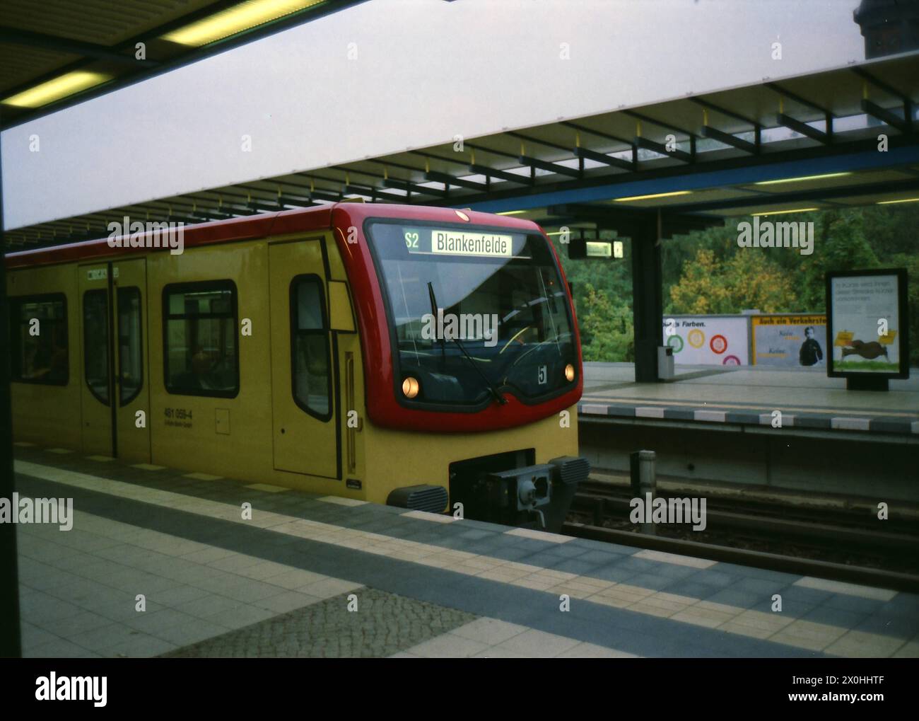 En septembre 1998, les 4 voies de la station Priesterweg (auparavant seulement 2) sont maintenant en service. Un train à destination de Blankenfelde se trouve dans une des voies du milieu [traduction automatique] Banque D'Images