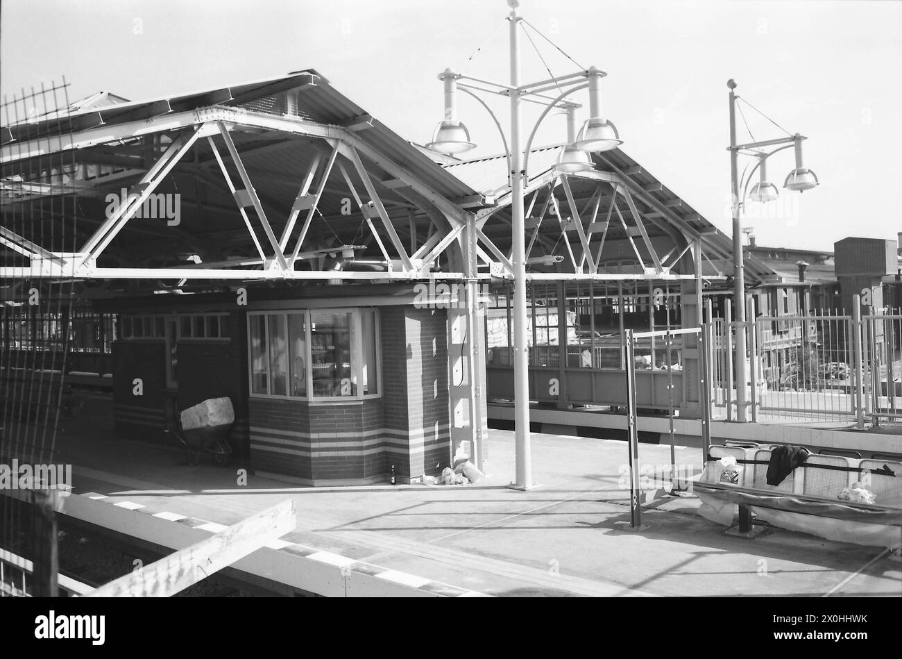 La plus ancienne ligne de métro complète de Berlin datant de 1902 est de retour sur le réseau avec la fermeture de l'écart entre Schlesisches Tor et Warschauerstrasse/Brücke. La photo montre l'entrée du hall de la gare [traduction automatique] Banque D'Images
