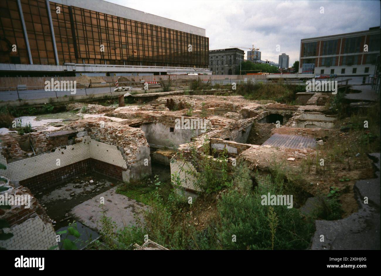 Vue sur le Palais de la République. Au premier plan, les fondations de l'ancien Palais de Berlin. [traduction automatique] Banque D'Images