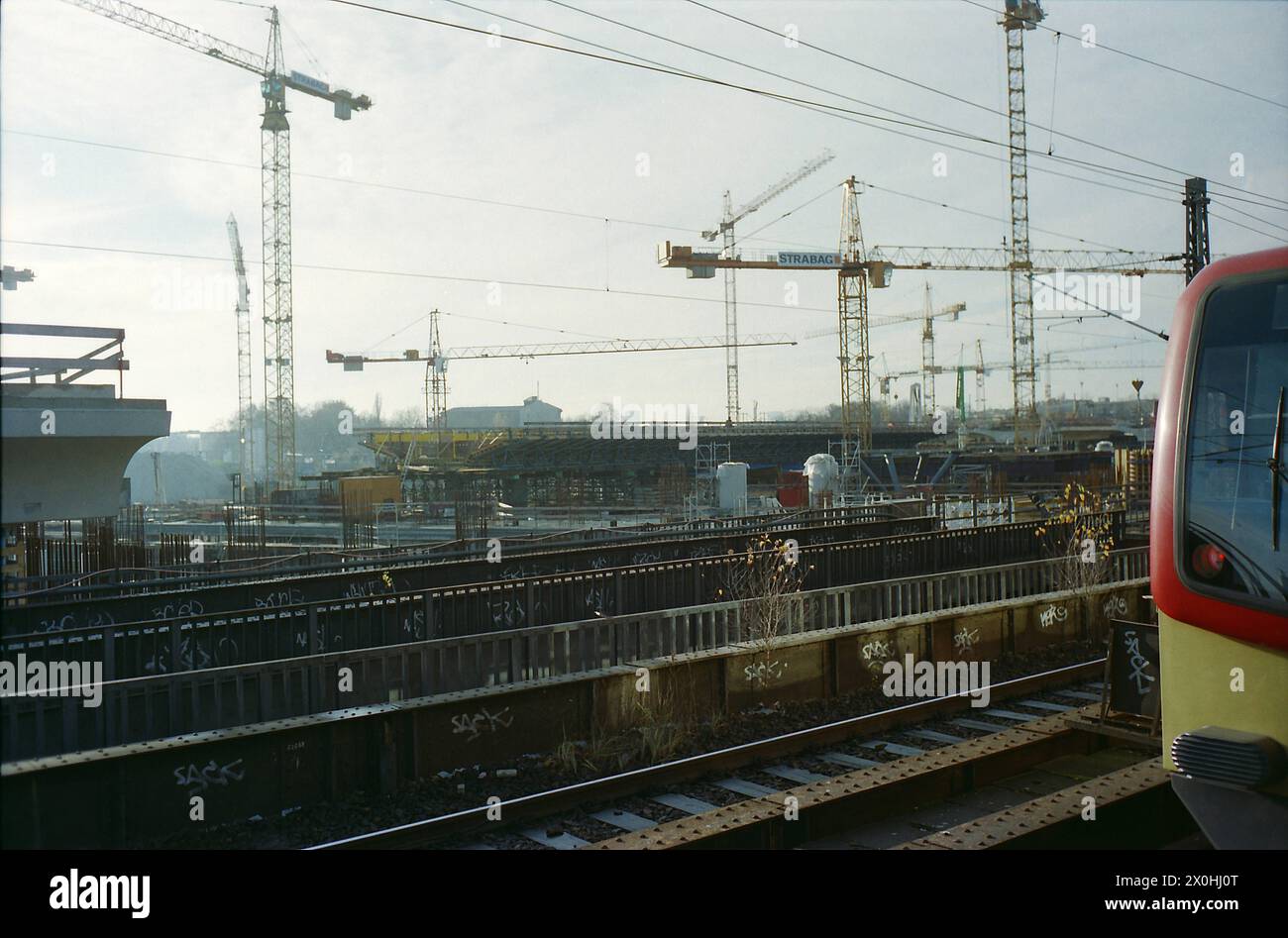 Le chantier de construction de la nouvelle gare centrale bat son plein autour de Lehrter Stadtbahnhof. Voici la vue vers le sud. Les nouvelles lignes de chemin de fer sont déjà visibles [traduction automatisée] Banque D'Images
